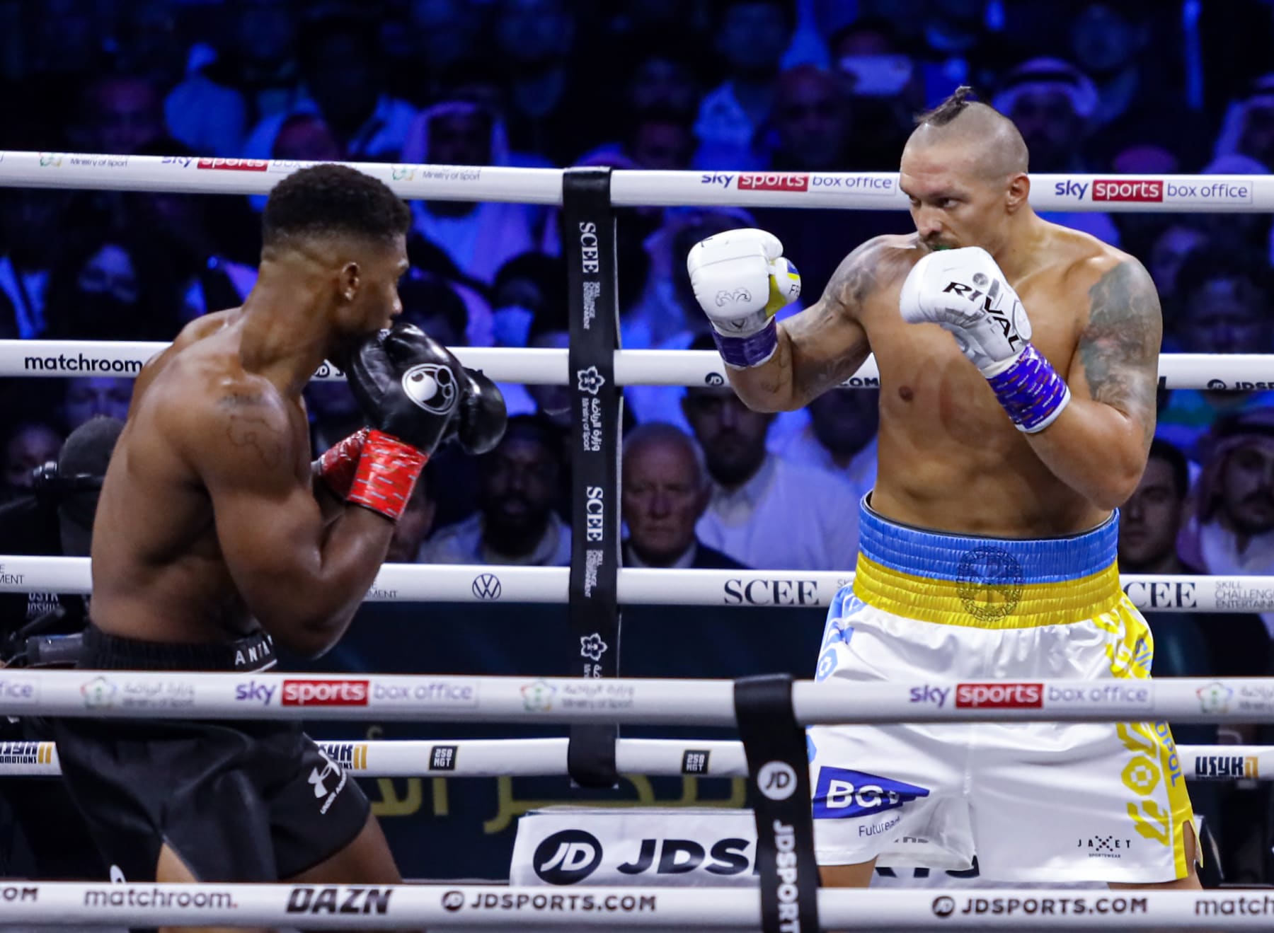 JEDDAH, SAUDI ARABIA - AUGUST 20: Oleksandr Usyk of Ukraine (R) in action against Anthony Joshua (L) of Great Britain during boxing rematch under the name of "Rage in the Red Sea" at King Abdullah Sports Complex in Jeddah, Saudi Arabia on August 20, 2022. (Photo by Ayman Yaqoob/Anadolu Agency via Getty Images)