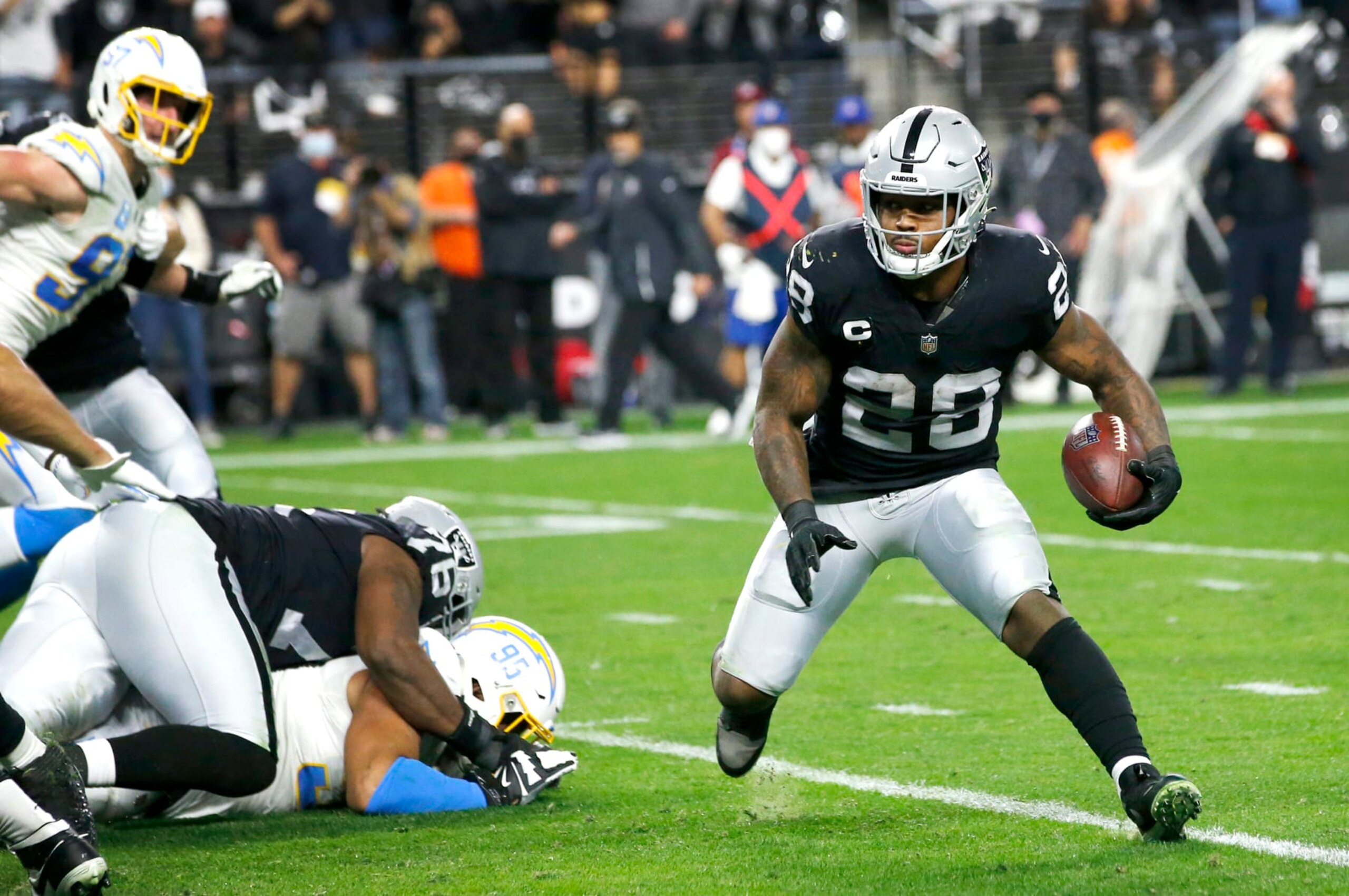 LAS VEGAS, NEVADA - JANUARY 09: Running back Josh Jacobs #28 of the Las Vegas Raiders carries the ball on a touchdown run against the Los Angles Chargers at Allegiant Stadium on January 09, 2022 in Las Vegas, Nevada. (Photo by Steve Marcus/Getty Images)