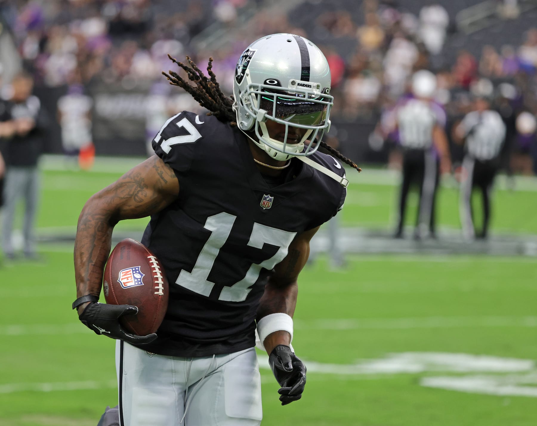 LAS VEGAS, NEVADA - AUGUST 14: Wide receiver Davante Adams #17 of the Las Vegas Raiders warms up before a preseason game against the Minnesota Vikings at Allegiant Stadium on August 14, 2022 in Las Vegas, Nevada. (Photo by Ethan Miller/Getty Images)