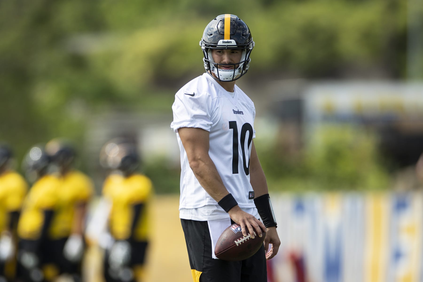 PITTSBURGH, PA - MAY 24: Pittsburgh Steelers quarterback Mitchell Trubisky (10) takes part in a drill during the team's OTA practice, Tuesday, May 24, 2022, in Pittsburgh, PA. (Photo by Brandon Sloter/Icon Sportswire via Getty Images)