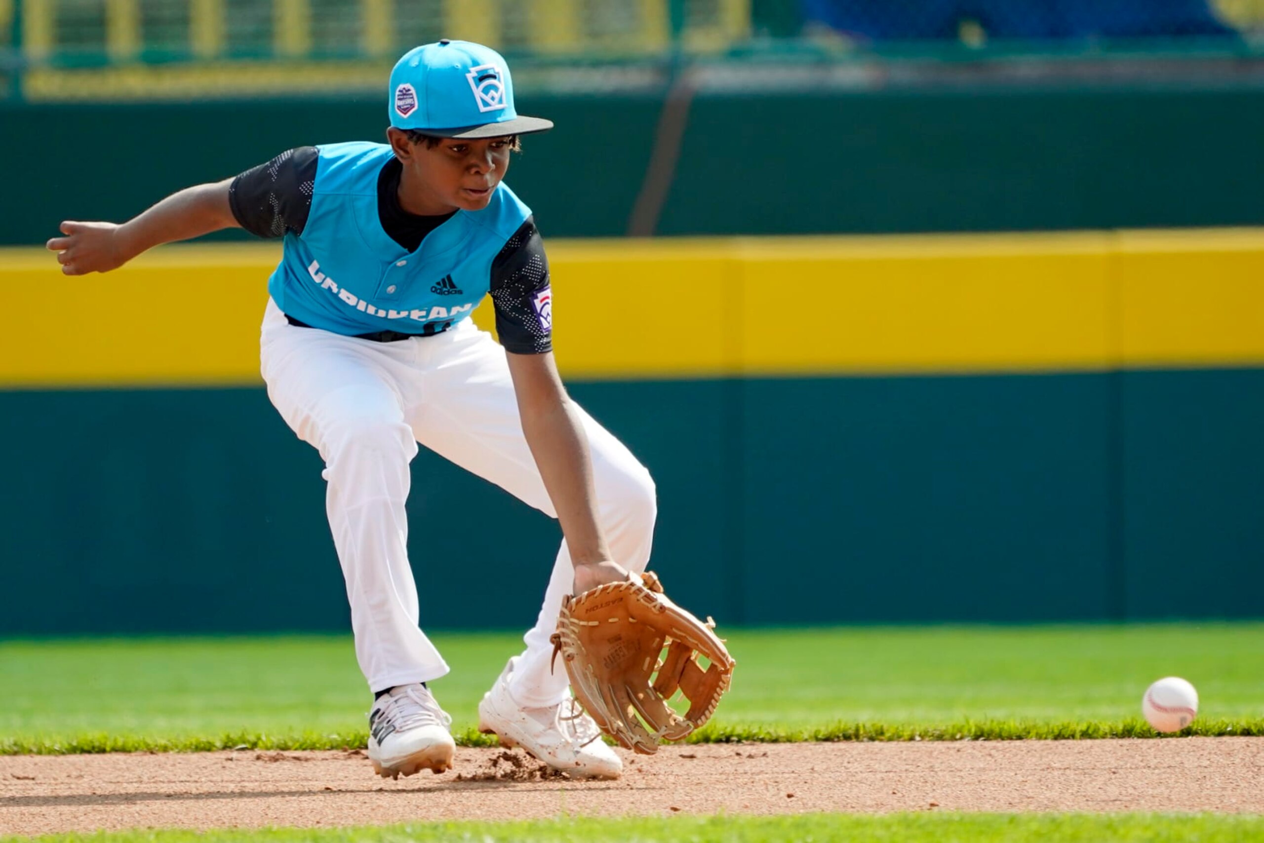 Curacao second baseman Alexander Provacia (2) fields a ball hit by Italy's Alberto Gugliemi during the fourth inning of a baseball game at the Little League World Series tournament in South Williamsport, Pa., Sunday, Aug. 21, 2022. (AP Photo/Tom E. Puskar)