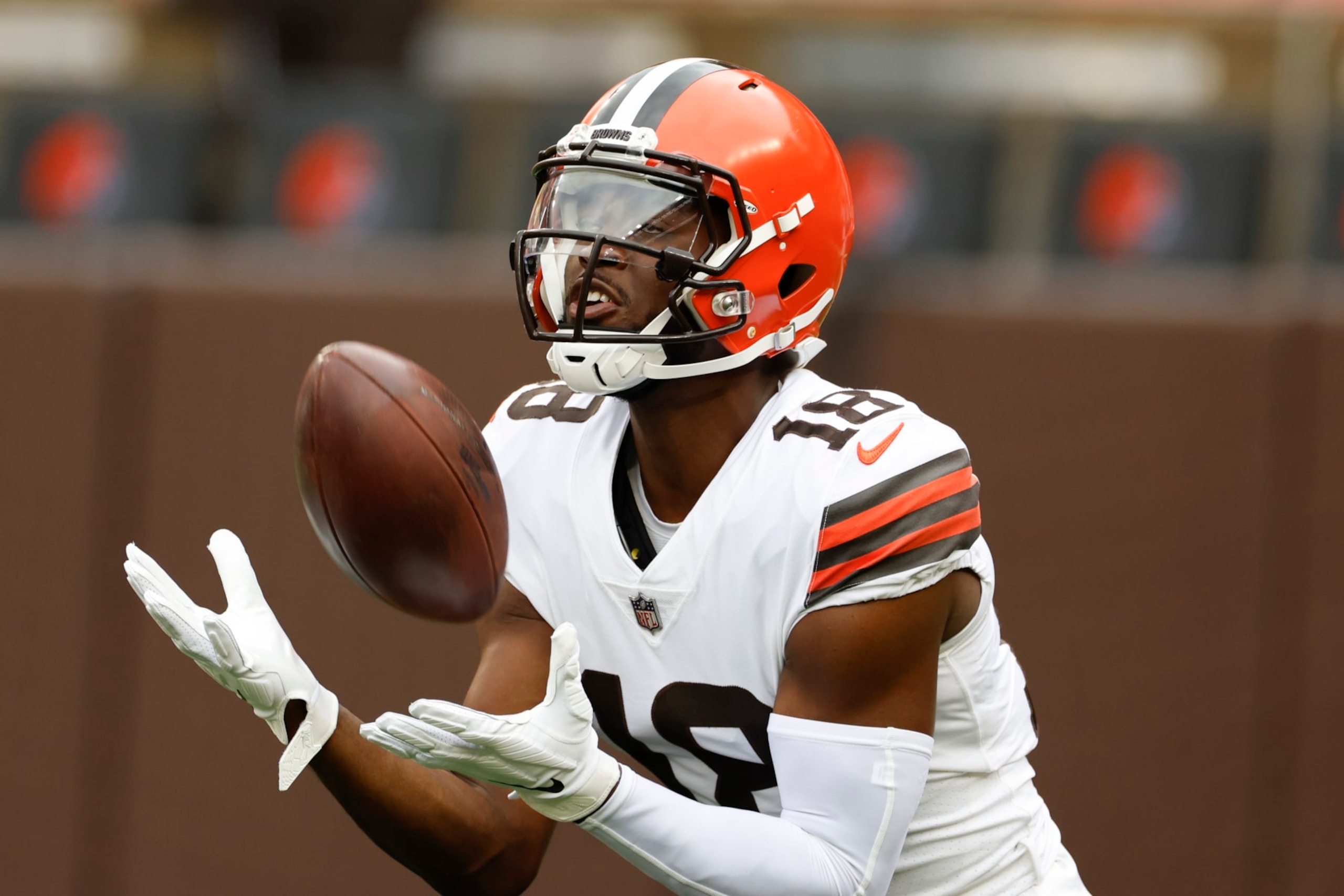 Cleveland Browns wide receiver David Bell (18) makes a catch as he warms up before an NFL preseason football game against the Philadelphia Eagles in Cleveland, Sunday, Aug. 21, 2022. (AP Photo/Ron Schwane)