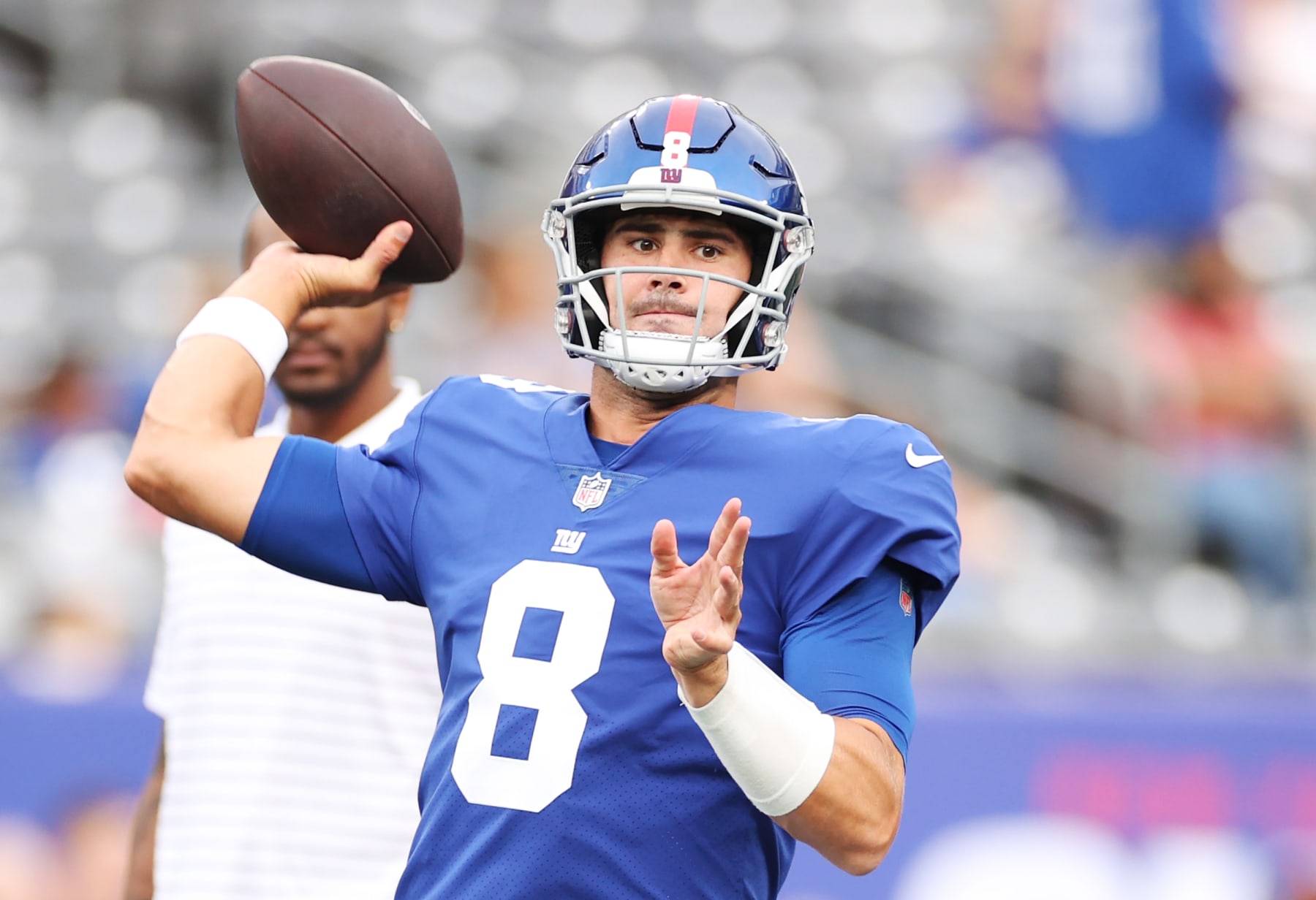 EAST RUTHERFORD, NEW JERSEY - AUGUST 21: Daniel Jones #8 of the New York Giants throws a pass during warmups of a preseason game against the Cincinnati Bengals at MetLife Stadium on August 21, 2022 in East Rutherford, New Jersey. (Photo by Sarah Stier/Getty Images)