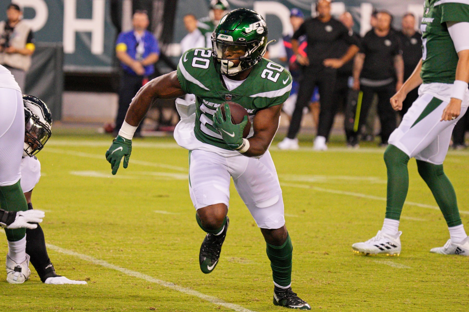 PHILADELPHIA, PA - AUGUST 12: New York Jets running back Breece Hall (20) runs the ball during pre-season game between the New York Jets and the Philadelphia Eagles on August 12, 2022 at Lincoln Financial Field in Philadelphia PA. (Photo by Andy Lewis/Icon Sportswire via Getty Images)