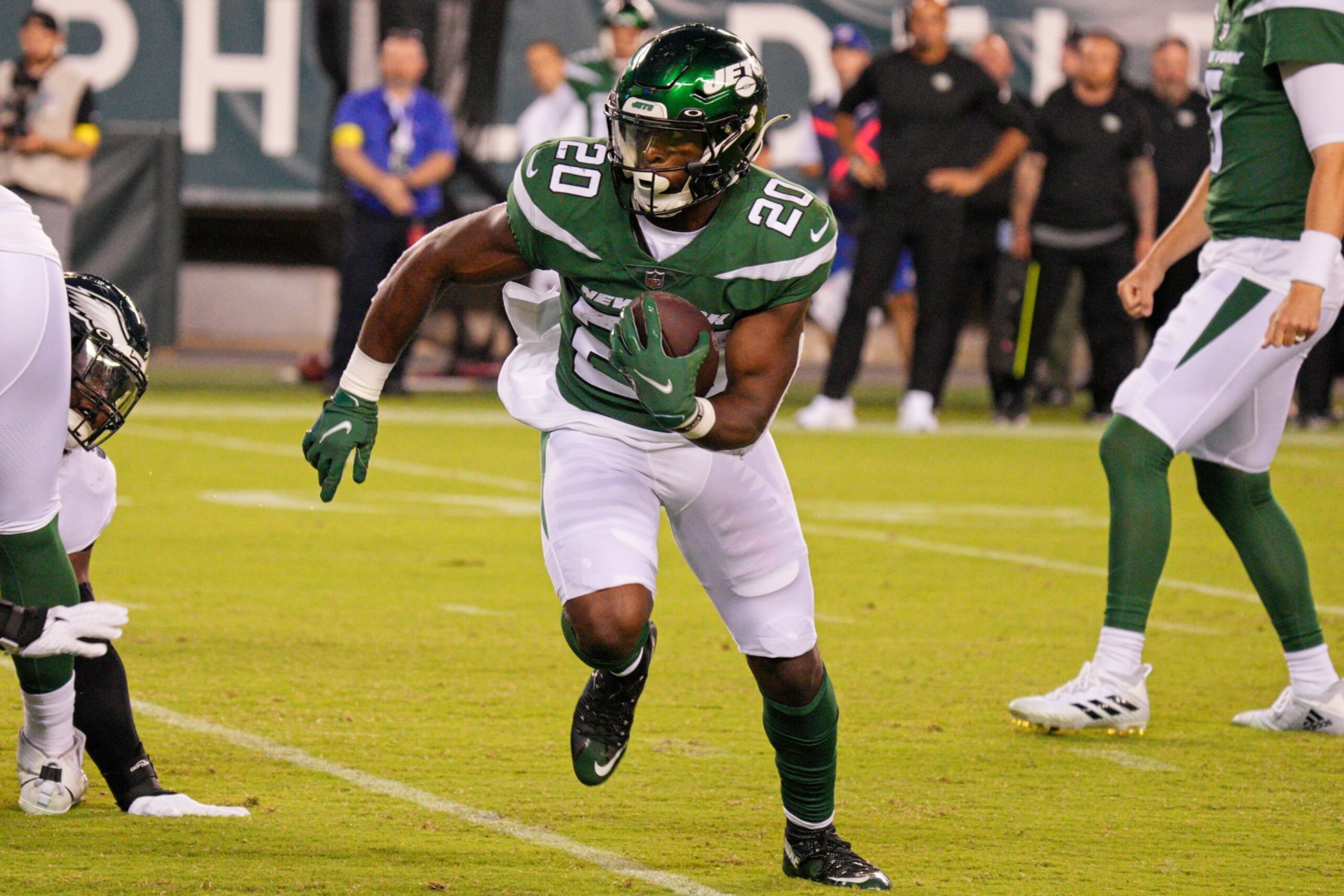 PHILADELPHIA, PA - AUGUST 12: New York Jets running back Breece Hall (20) runs the ball during pre-season game between the New York Jets and the Philadelphia Eagles on August 12, 2022 at Lincoln Financial Field in Philadelphia PA. (Photo by Andy Lewis/Icon Sportswire via Getty Images) PHILADELPHIA, PA - AUGUST 12: New York Jets running back Breece Hall (20) runs the ball during pre-season game between the New York Jets and the Philadelphia Eagles on August 12, 2022 at Lincoln Financial Field in Philadelphia PA. (Photo by Andy Lewis/Icon Sportswire via Getty Images)
