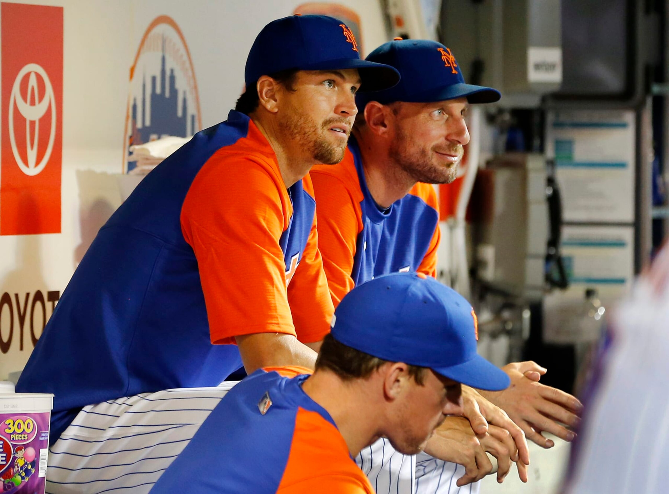 NEW YORK, NEW YORK - AUGUST 04: Jacob deGrom #48 (L) and Max Scherzer #21 of the New York Mets si in the dugout during the eighth inning against the Atlanta Braves at Citi Field on August 04, 2022 in New York City. (Photo by Jim McIsaac/Getty Images) NEW YORK, NEW YORK - AUGUST 04: Jacob deGrom #48 (L) and Max Scherzer #21 of the New York Mets si in the dugout during the eighth inning against the Atlanta Braves at Citi Field on August 04, 2022 in New York City. (Photo by Jim McIsaac/Getty Images)