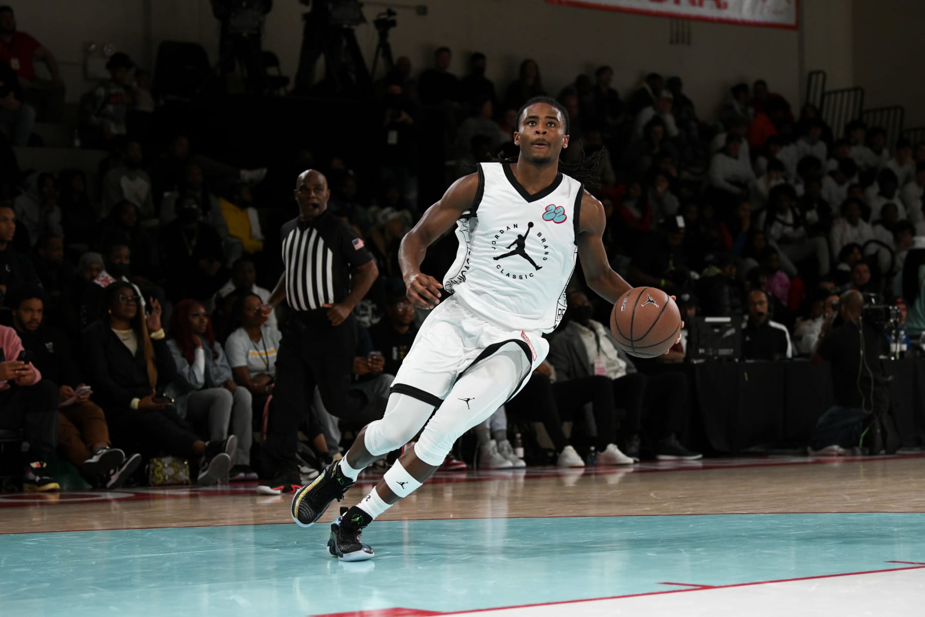 CHICAGO, IL - APRIL 15: Cason Wallace of Richardson, TX eyes the basket during the Jordan Brand Classic boys game at Hope Student Athletic Center on April 15, 2022 in Chicago, IL. (Photo by Chris Kohley/Icon Sportswire via Getty Images)