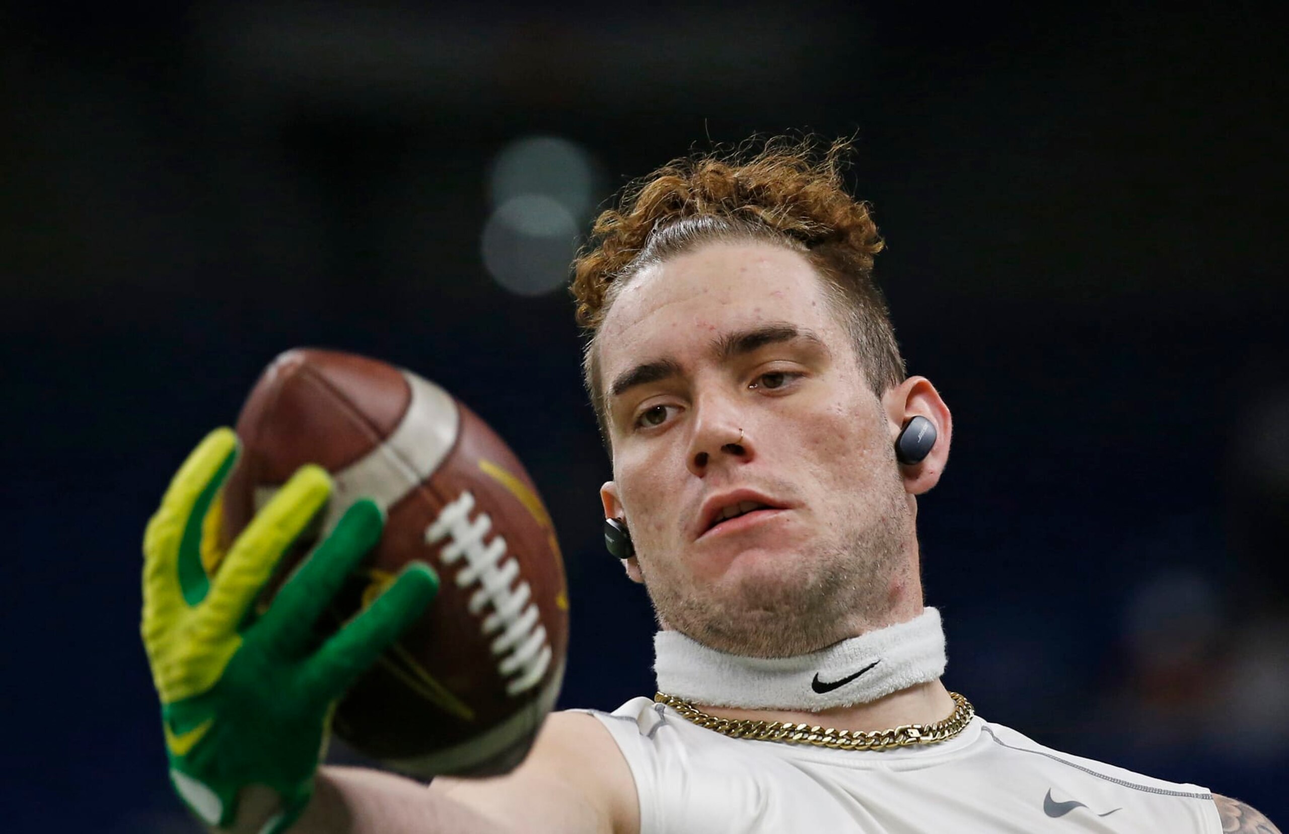 SAN ANTONIO, TX - DECEMBER 29: Spencer Webb #18 of the Oregon Ducks catches a pass before the start of their game against the Oklahoma Sooners in the Valero Alamo Bowl at the Alamodome on December 29, 2021 in San Antonio, Texas. (Photo by Ronald Cortes/Getty Images) SAN ANTONIO, TX - DECEMBER 29: Spencer Webb #18 of the Oregon Ducks catches a pass before the start of their game against the Oklahoma Sooners in the Valero Alamo Bowl at the Alamodome on December 29, 2021 in San Antonio, Texas. (Photo by Ronald Cortes/Getty Images)