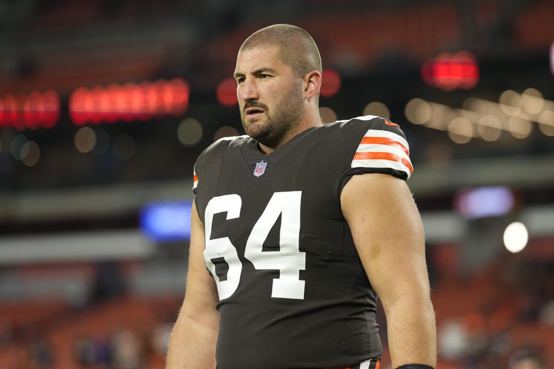 CLEVELAND, OHIO - OCTOBER 21: JC Tretter #62 of the Cleveland Browns warms up during to an NFL game against the Denver Broncos at FirstEnergy Stadium on October 21, 2021 in Cleveland, Ohio. (Photo by Cooper Neill/Getty Images)