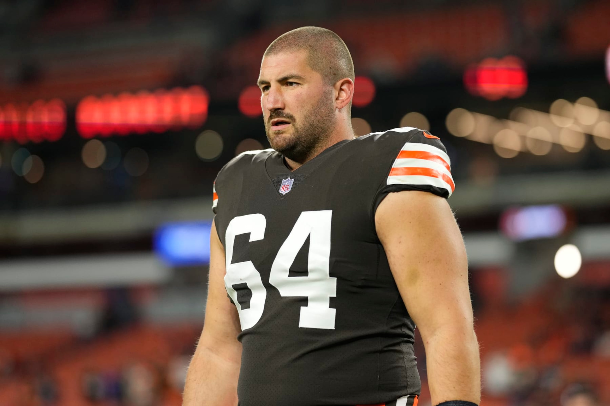 CLEVELAND, OHIO - OCTOBER 21: JC Tretter #62 of the Cleveland Browns warms up during to an NFL game against the Denver Broncos at FirstEnergy Stadium on October 21, 2021 in Cleveland, Ohio. (Photo by Cooper Neill/Getty Images) CLEVELAND, OHIO - OCTOBER 21: JC Tretter #62 of the Cleveland Browns warms up during to an NFL game against the Denver Broncos at FirstEnergy Stadium on October 21, 2021 in Cleveland, Ohio. (Photo by Cooper Neill/Getty Images)