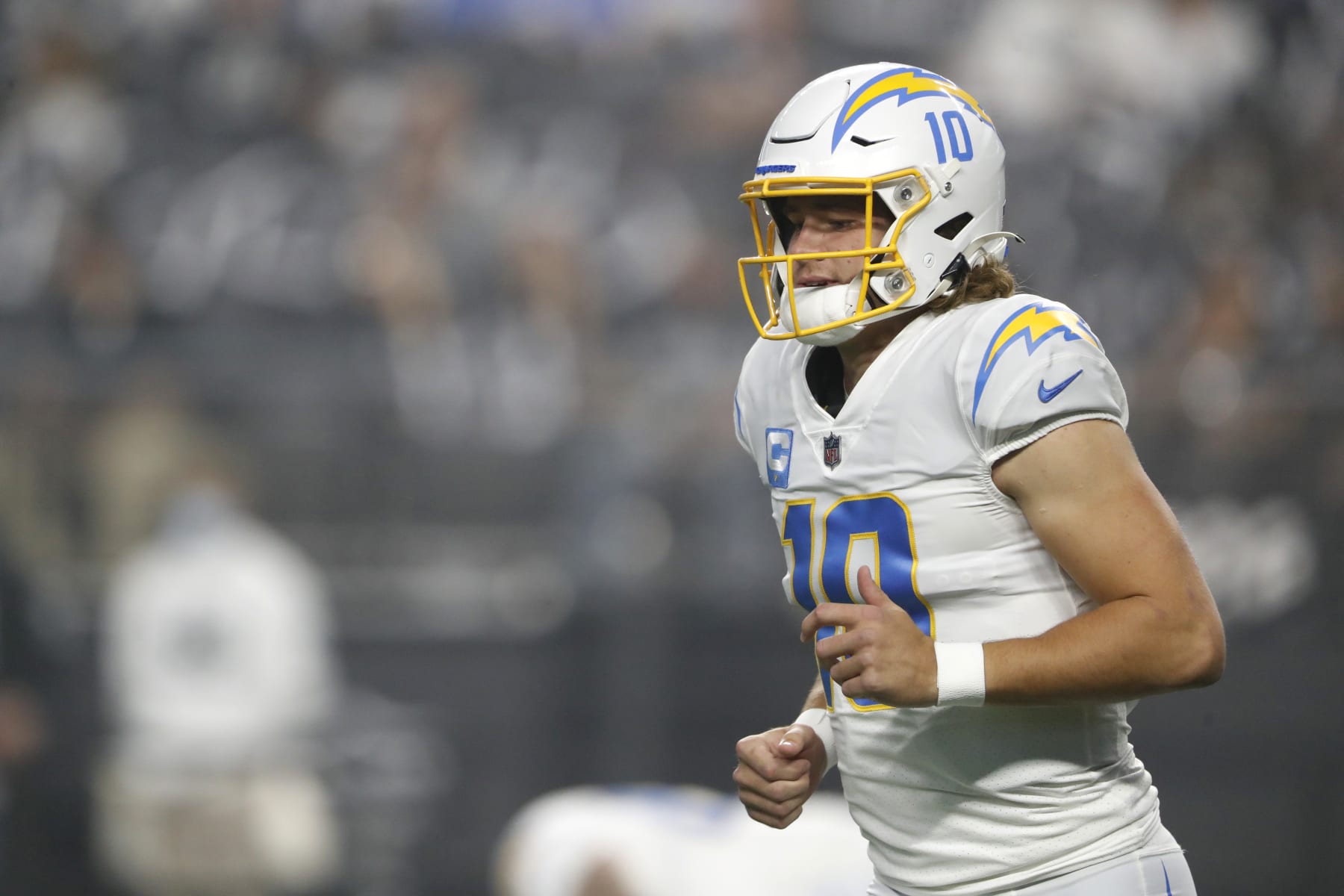 LAS VEGAS, NEVADA - JANUARY 09: Quarterback Justin Herbert #10 of the Los Angeles Chargers warms up before a game against the Las Vegas Raiders at Allegiant Stadium on January 09, 2022 in Las Vegas, Nevada. (Photo by Steve Marcus/Getty Images)