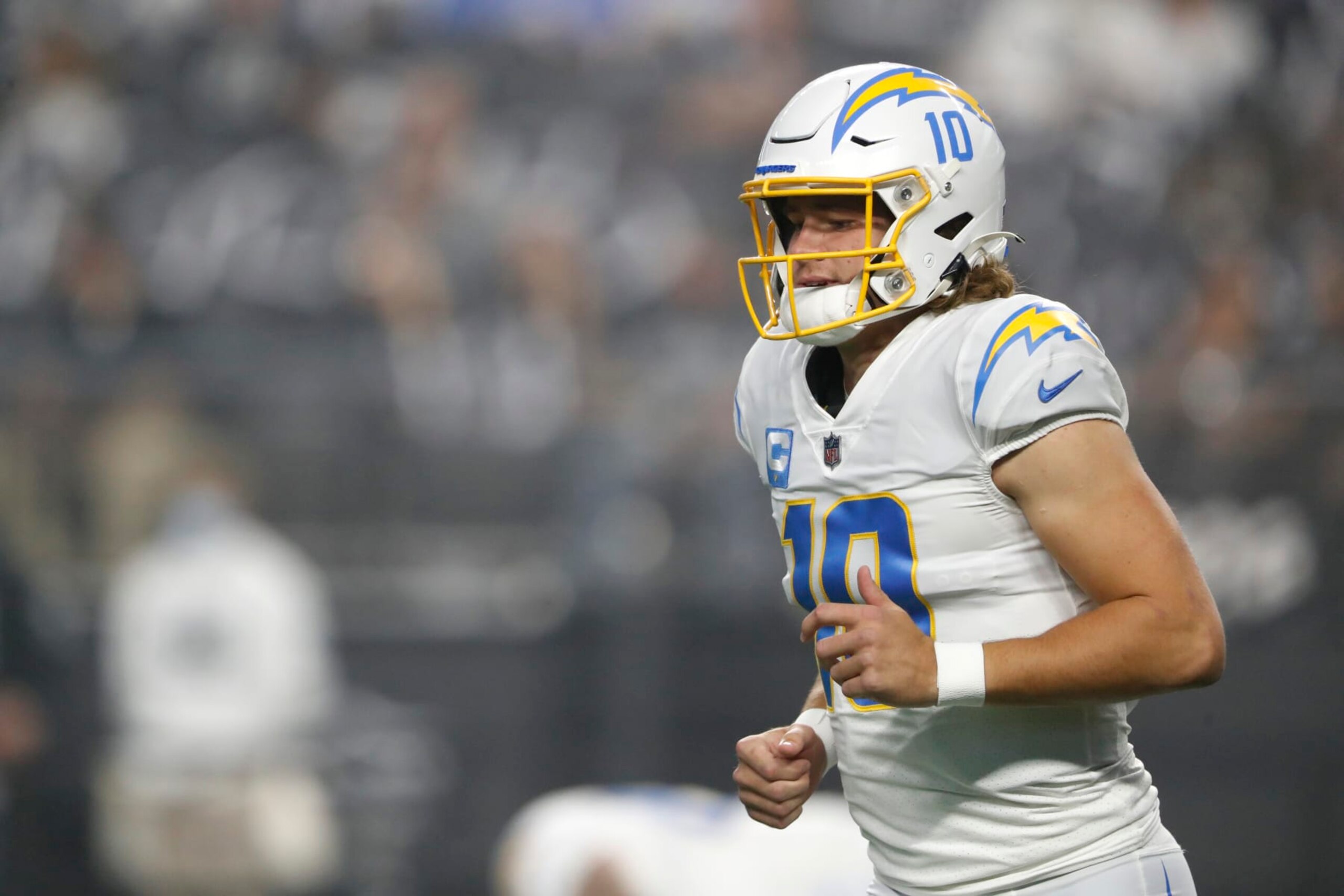 LAS VEGAS, NEVADA - JANUARY 09: Quarterback Justin Herbert #10 of the Los Angeles Chargers warms up before a game against the Las Vegas Raiders at Allegiant Stadium on January 09, 2022 in Las Vegas, Nevada. (Photo by Steve Marcus/Getty Images)