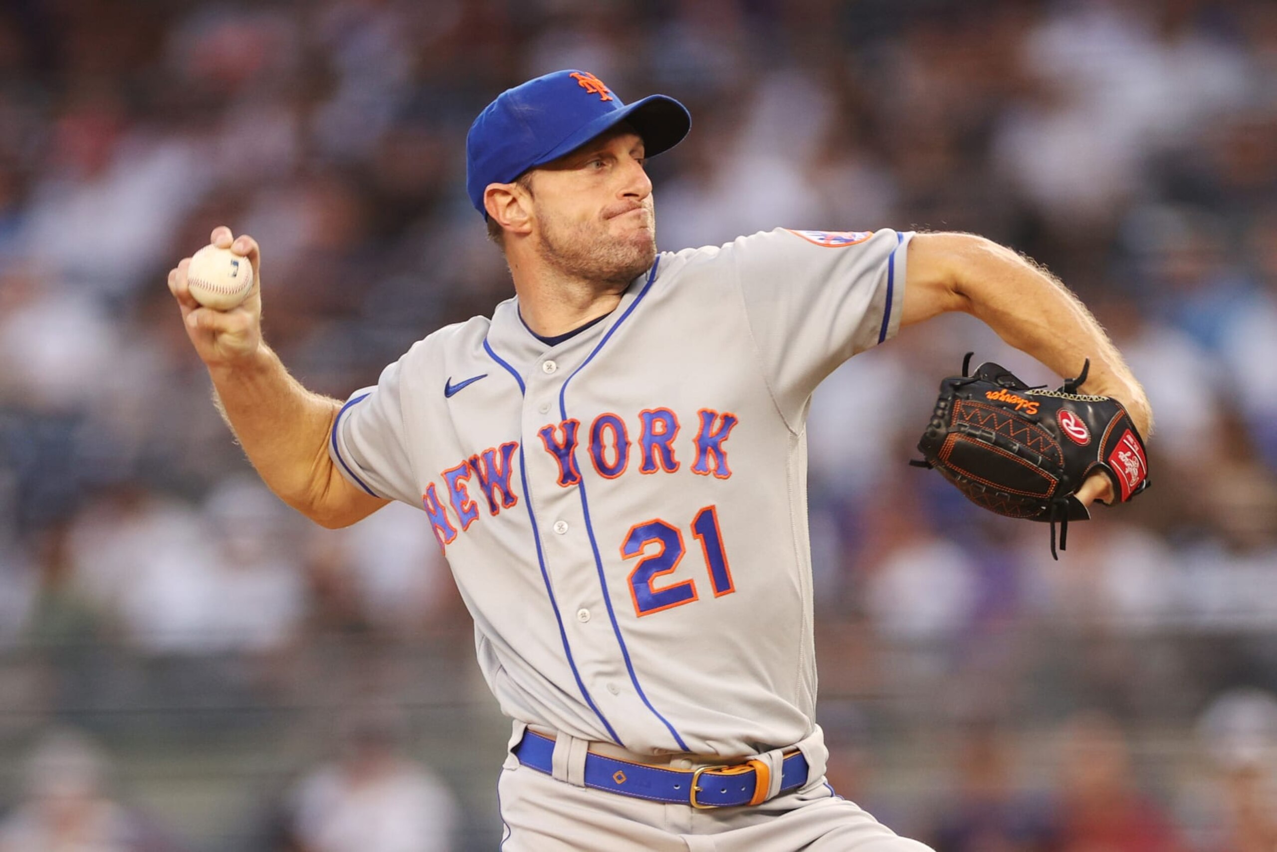 NEW YORK, NEW YORK - AUGUST 22: Max Scherzer #21 of the New York Mets pitches during the first inning against the New York Yankees at Yankee Stadium on August 22, 2022 in the Bronx borough of New York City. (Photo by Sarah Stier/Getty Images)