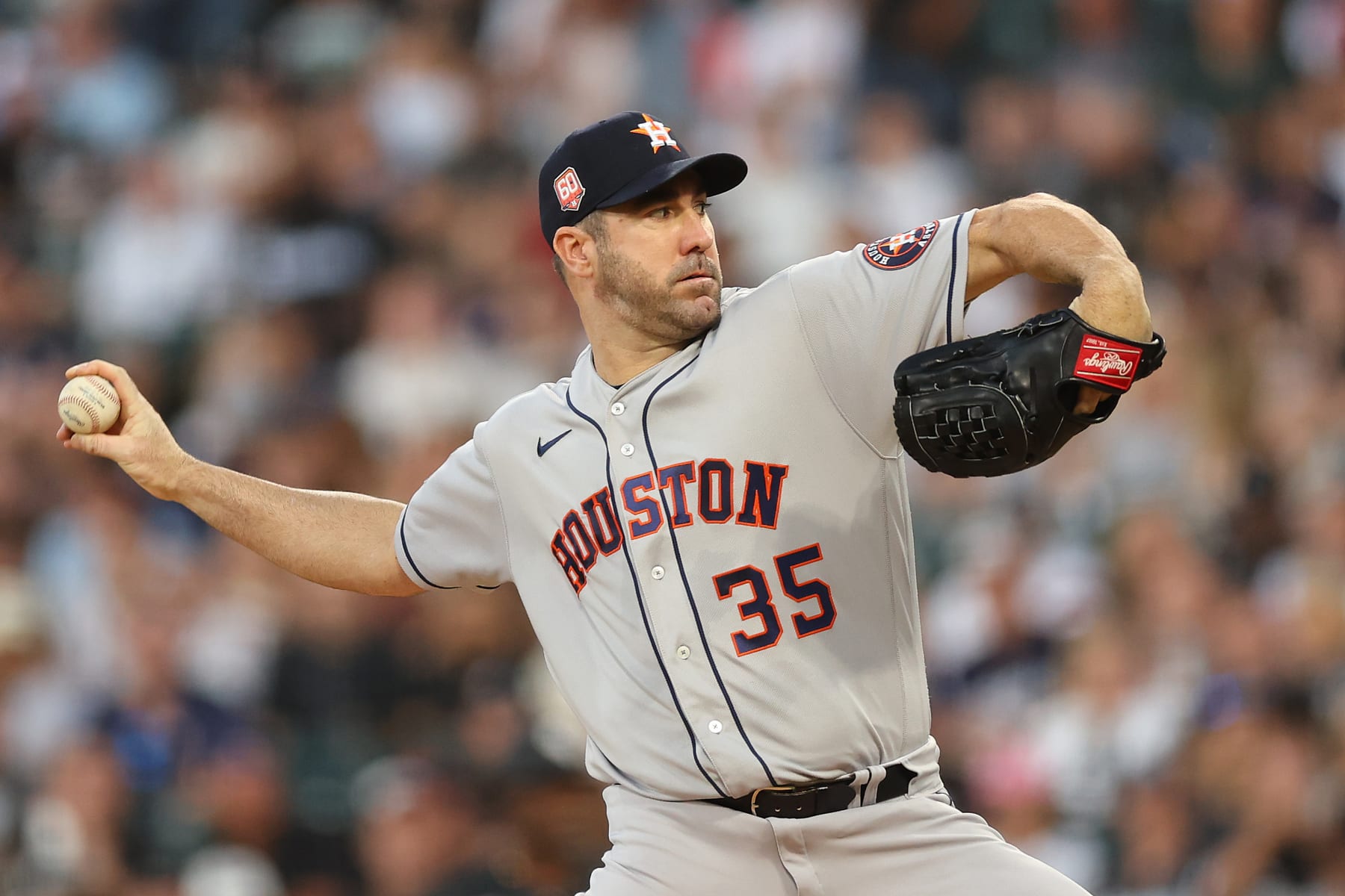 CHICAGO, ILLINOIS - AUGUST 16: Justin Verlander #35 of the Houston Astros delivers a pitch during the second inning against the Chicago White Sox at Guaranteed Rate Field on August 16, 2022 in Chicago, Illinois. (Photo by Michael Reaves/Getty Images)