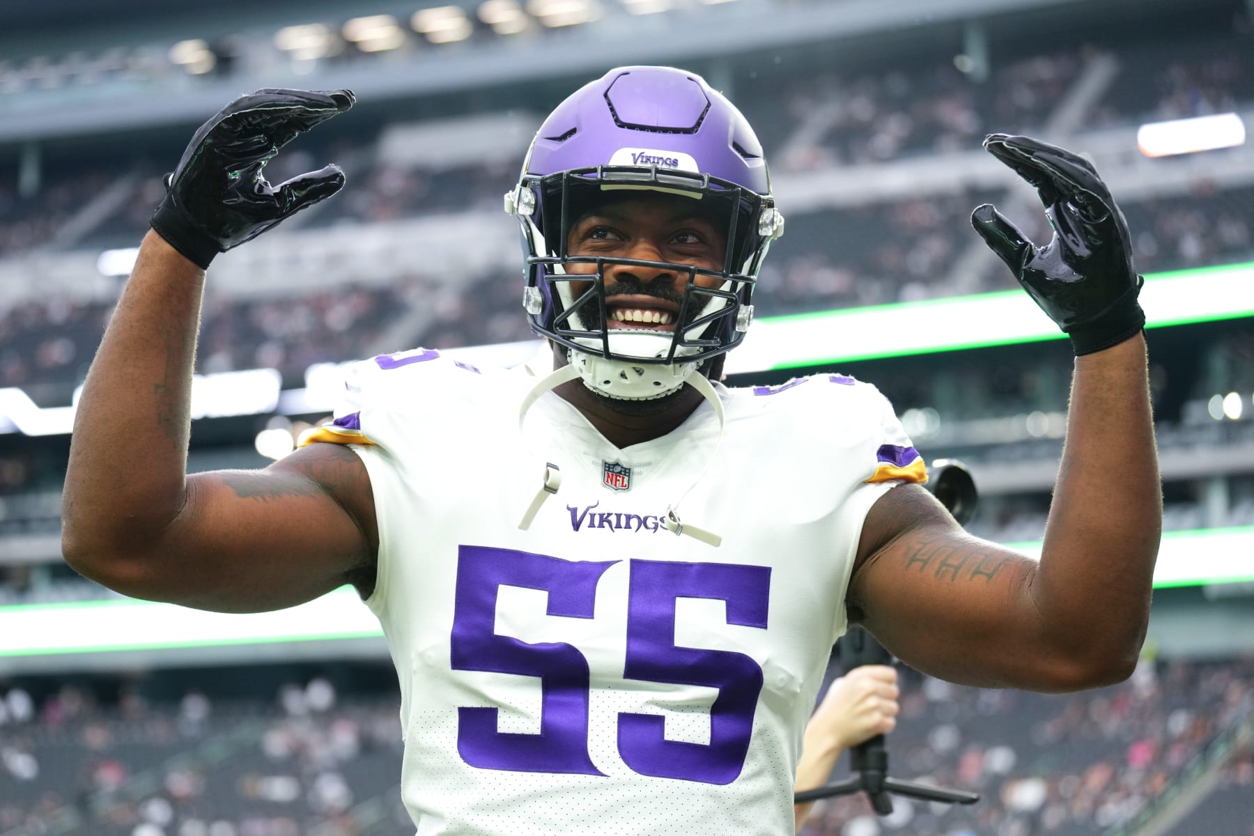 LAS VEGAS, NEVADA - AUGUST 14:  Linebacker Za'Darius Smith #55 of the Minnesota Vikings warms up before a preseason game against the Las Vegas Raiders at Allegiant Stadium on August 14, 2022 in Las Vegas, Nevada. (Photo by Chris Unger/Getty Images)