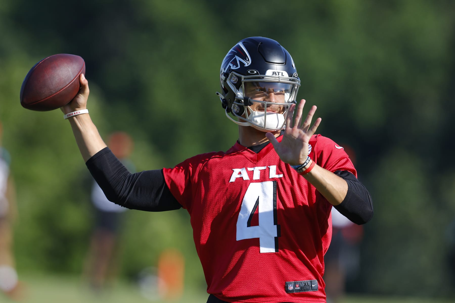 FLOWERY BRANCH, GA - JULY 28: Desmond Ridder #4 of Atlanta Falcons passes during a training camp practice at IBM Performance Field on July 28, 2022 in Flowery Branch, Georgia. (Photo by Todd Kirkland/Getty Images)