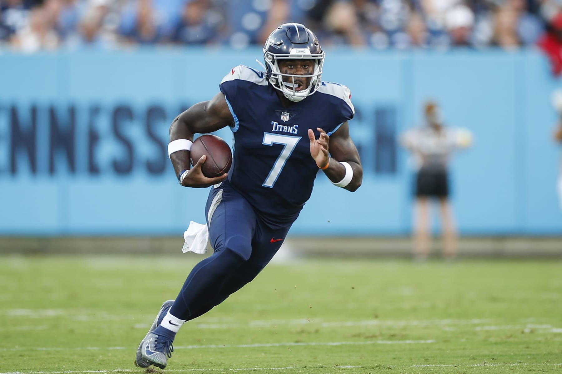 NASHVILLE, TENNESSEE - AUGUST 20: Quarterback Malik Willis #7 of the Tennessee Titans rushes with the ball against the Tampa Bay Buccaneers defense during the first quarter at Nissan Stadium on August 20, 2022 in Nashville, Tennessee. (Photo by Silas Walker/Getty Images)