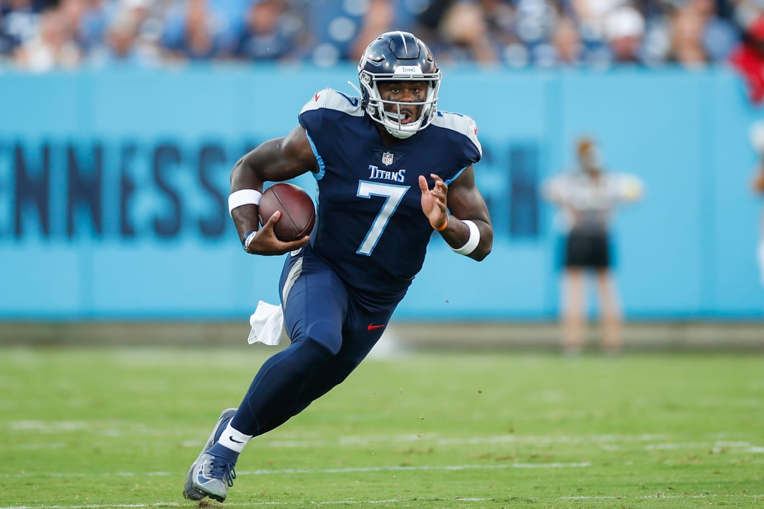 NASHVILLE, TENNESSEE - AUGUST 20: Quarterback Malik Willis #7 of the Tennessee Titans rushes with the ball against the Tampa Bay Buccaneers defense during the first quarter at Nissan Stadium on August 20, 2022 in Nashville, Tennessee. (Photo by Silas Walker/Getty Images) NASHVILLE, TENNESSEE - AUGUST 20: Quarterback Malik Willis #7 of the Tennessee Titans rushes with the ball against the Tampa Bay Buccaneers defense during the first quarter at Nissan Stadium on August 20, 2022 in Nashville, Tennessee. (Photo by Silas Walker/Getty Images)