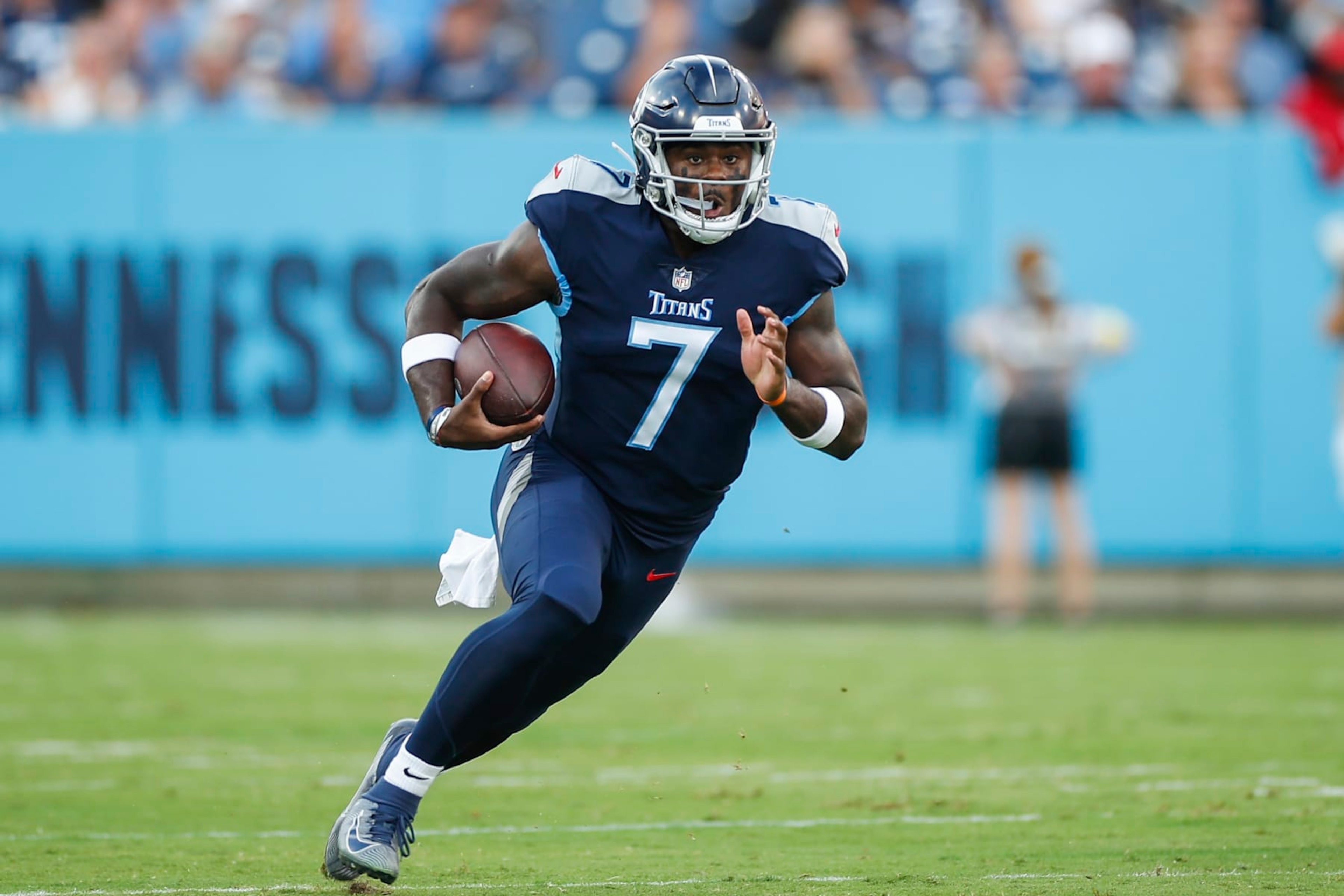NASHVILLE, TENNESSEE - AUGUST 20: Quarterback Malik Willis #7 of the Tennessee Titans rushes with the ball against the Tampa Bay Buccaneers defense during the first quarter at Nissan Stadium on August 20, 2022 in Nashville, Tennessee. (Photo by Silas Walker/Getty Images)