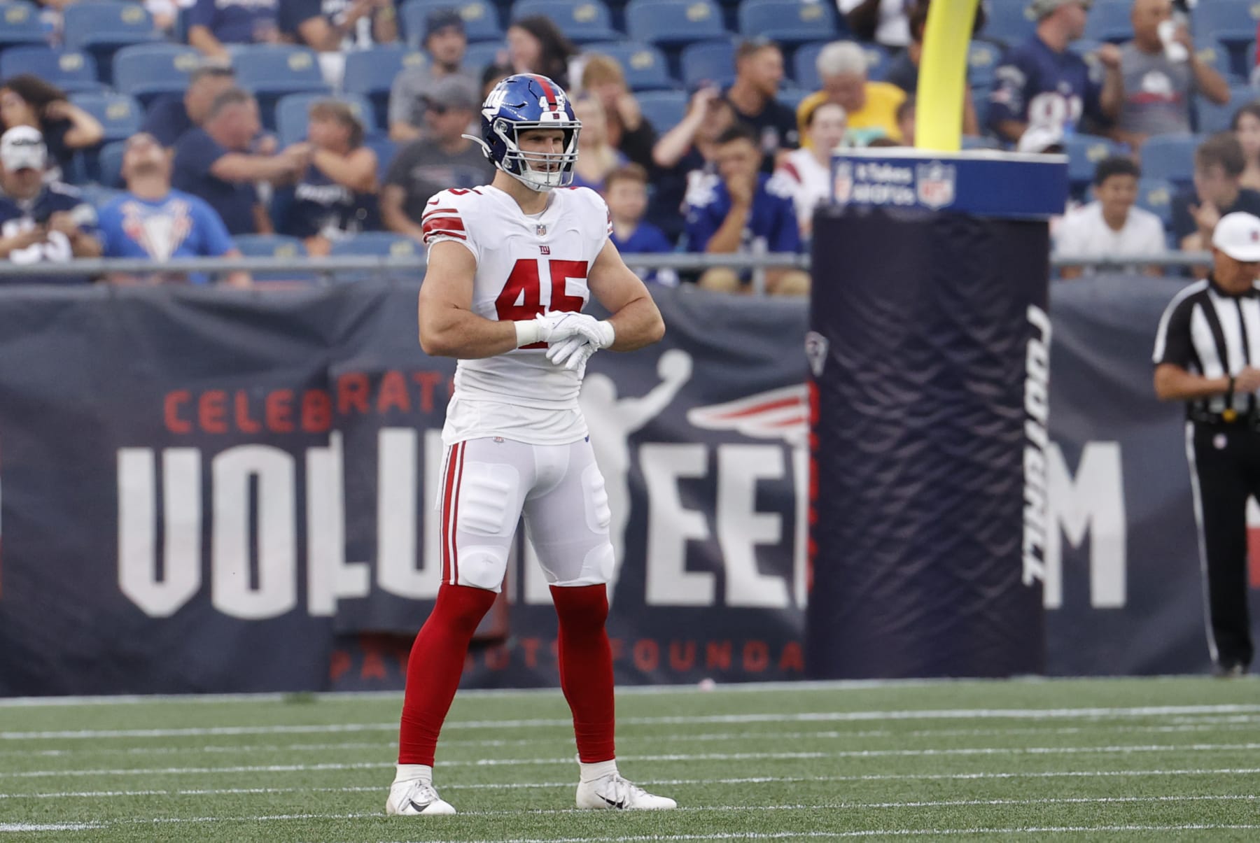 FOXBOROUGH, MA - AUGUST 11: New York Giants tight end Daniel Bellinger (45) during an NFL preseason game between the New England Patriots and the New York Giants on August 11, 2022, at Gillette Stadium in Foxborough, Massachusetts. (Photo by Fred Kfoury III/Icon Sportswire via Getty Images)