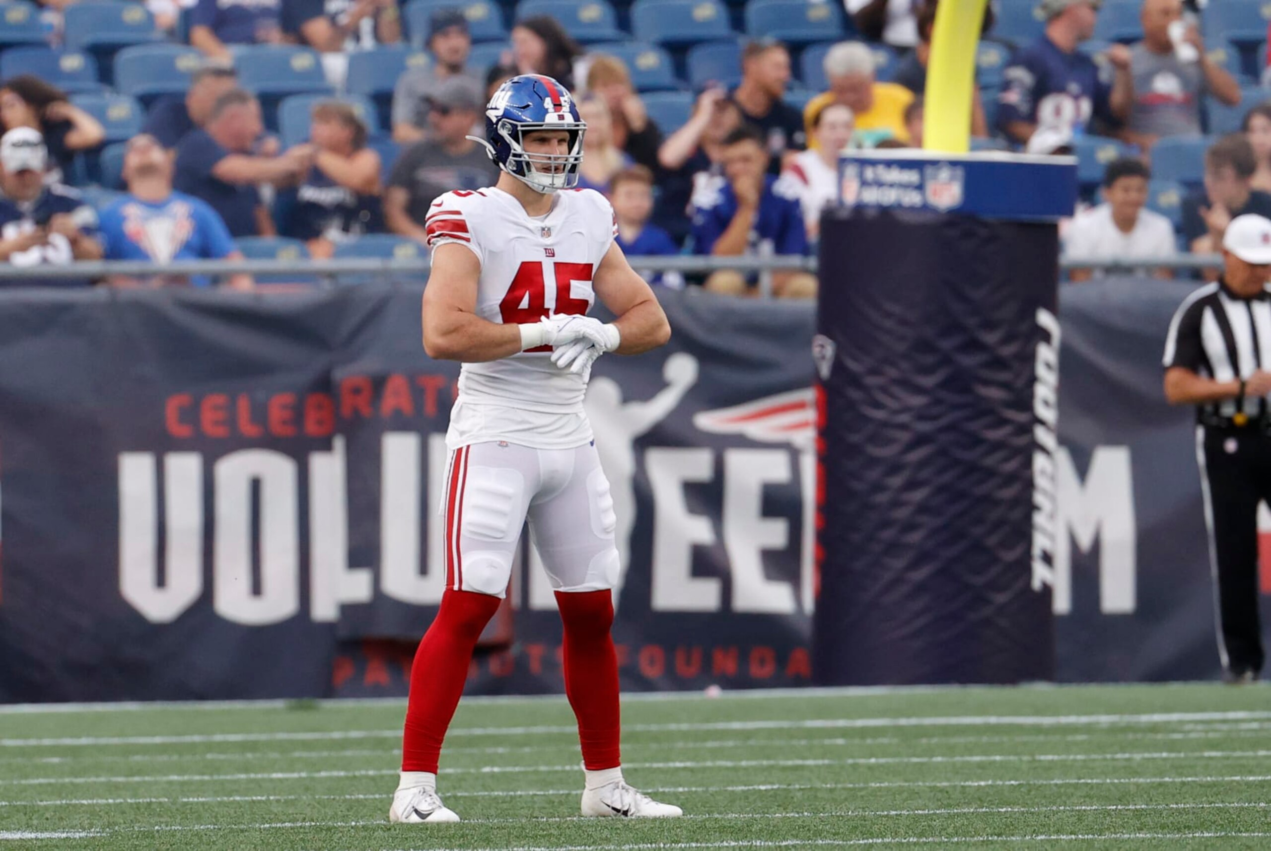FOXBOROUGH, MA - AUGUST 11: New York Giants tight end Daniel Bellinger (45) during an NFL preseason game between the New England Patriots and the New York Giants on August 11, 2022, at Gillette Stadium in Foxborough, Massachusetts. (Photo by Fred Kfoury III/Icon Sportswire via Getty Images)