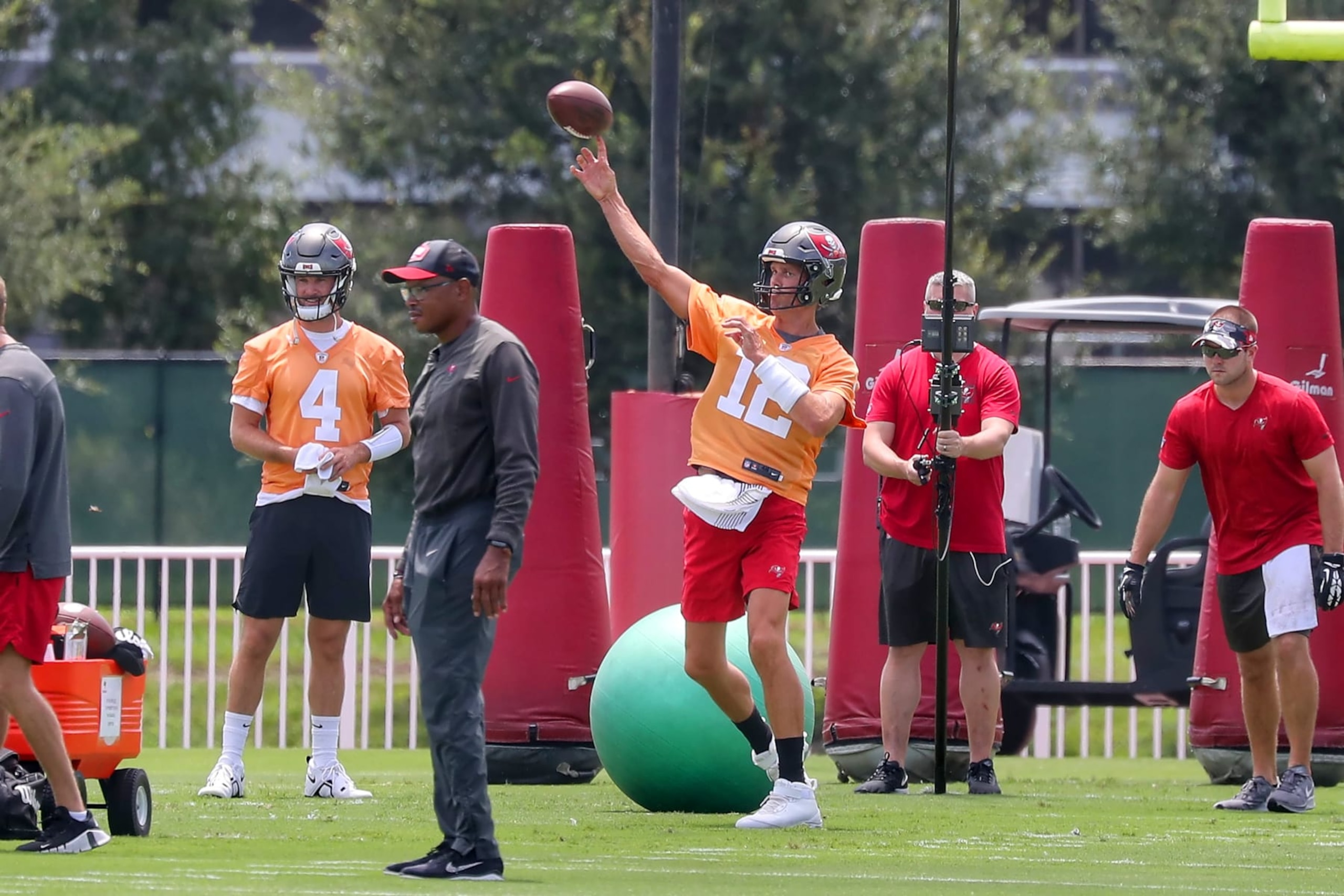 TAMPA, FL - AUG 22: Tampa Bay Buccaneers quarterback Tom Brady (12) throws a pass during the Tampa Bay Buccaneers Training Camp on August 22, 2022 at the AdventHealth Training Center at One Buccaneer Place in Tampa, Florida. (Photo by Cliff Welch/Icon Sportswire via Getty Images)