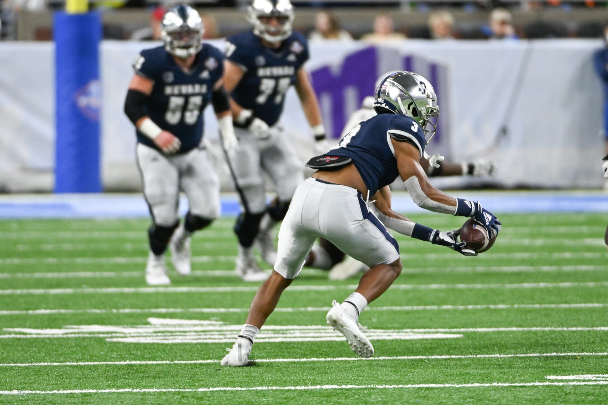 DETROIT, MI - DECEMBER 27: Nevada Wolf Pack wide receiver Jamaal Bell (3) makes a fingertip catch during the game between the Western Michigan Broncos and Nevada Wolfpack on Monday December 27, 2021 at Ford Field in Detroit, MI. (Photo by Steven King/Icon Sportswire via Getty Images)