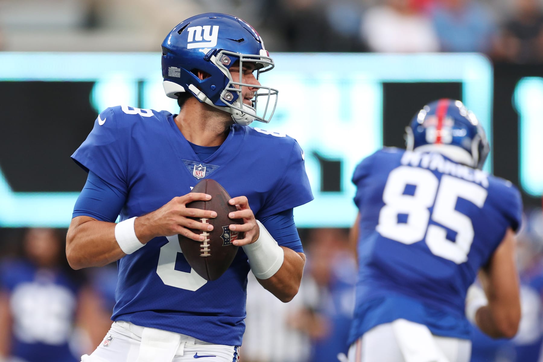 EAST RUTHERFORD, NEW JERSEY - AUGUST 21: Daniel Jones #8 of the New York Giants looks to pass during the first half of a preseason game against the Cincinnati Bengals at MetLife Stadium on August 21, 2022 in East Rutherford, New Jersey. (Photo by Sarah Stier/Getty Images)