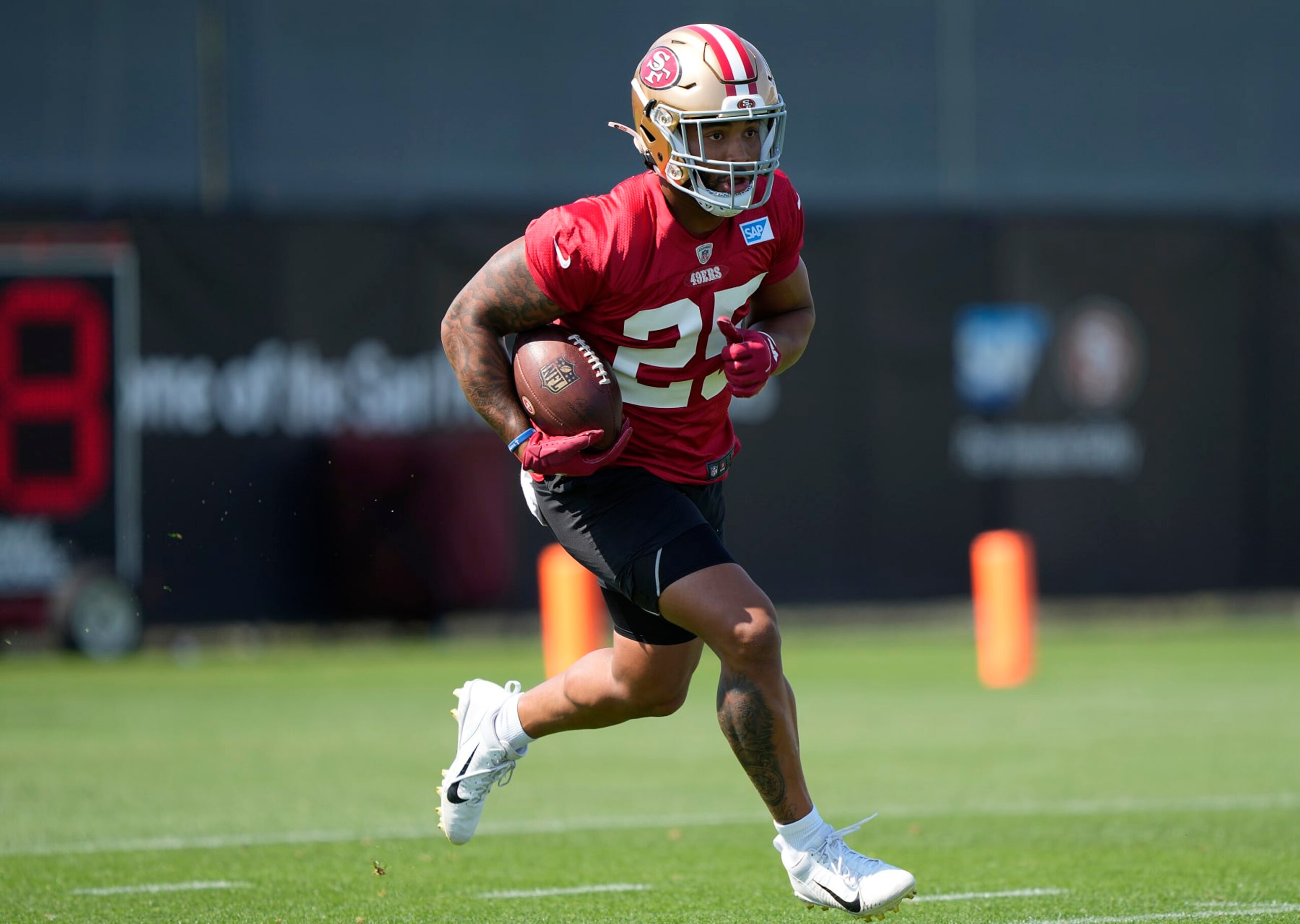 SANTA CLARA, CALIFORNIA - JULY 28: Elijah Mitchell #25 of the San Francisco 49ers works out during training camp at SAP Performance Facility on July 28, 2022 in Santa Clara, California. (Photo by Thearon W. Henderson/Getty Images)