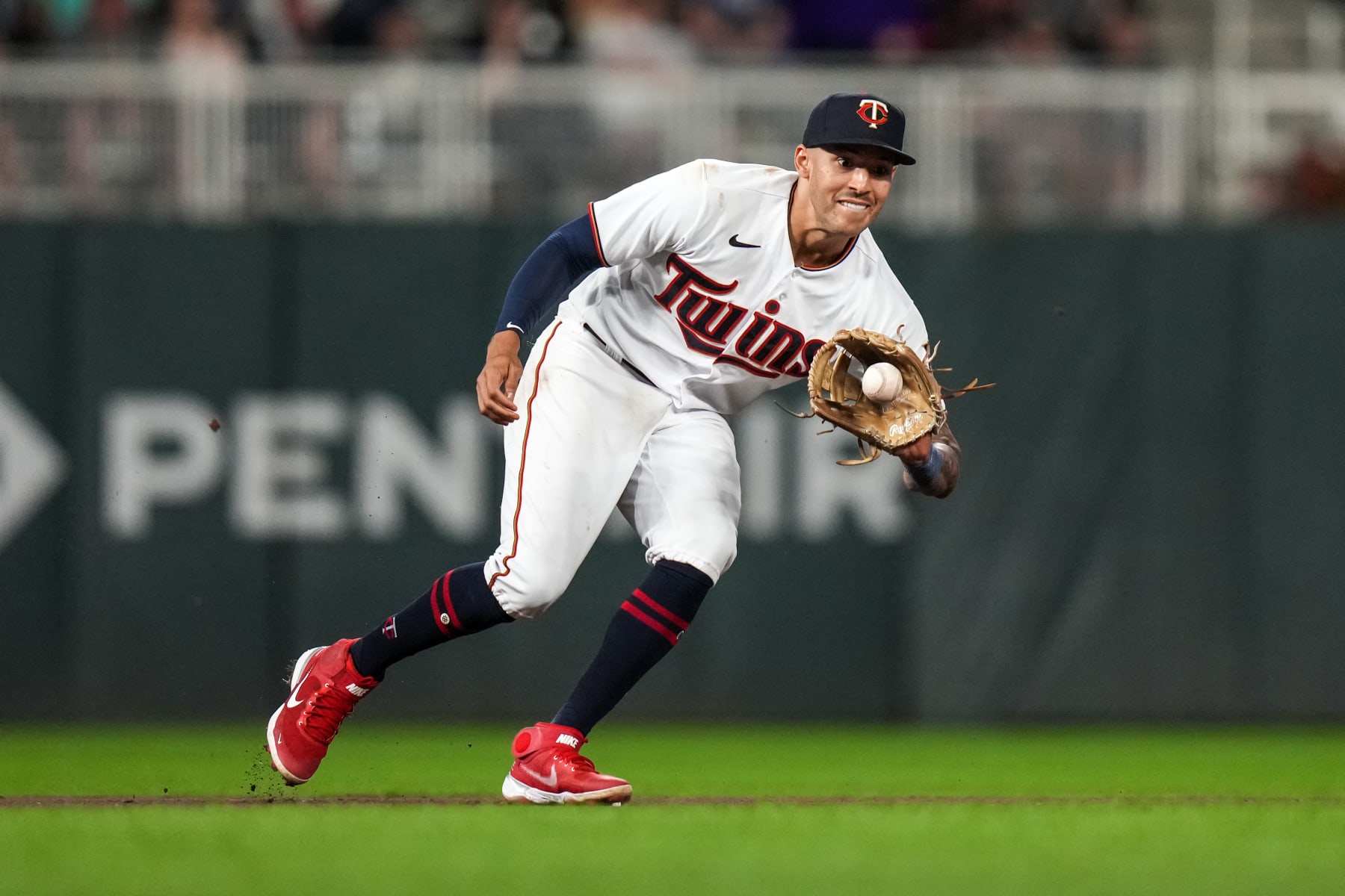 MINNEAPOLIS, MN - AUGUST 19: Carlos Correa #4 of the Minnesota Twins fields against the Texas Rangers on August 19, 2022 at Target Field in Minneapolis, Minnesota. (Photo by Brace Hemmelgarn/Minnesota Twins/Getty Images)