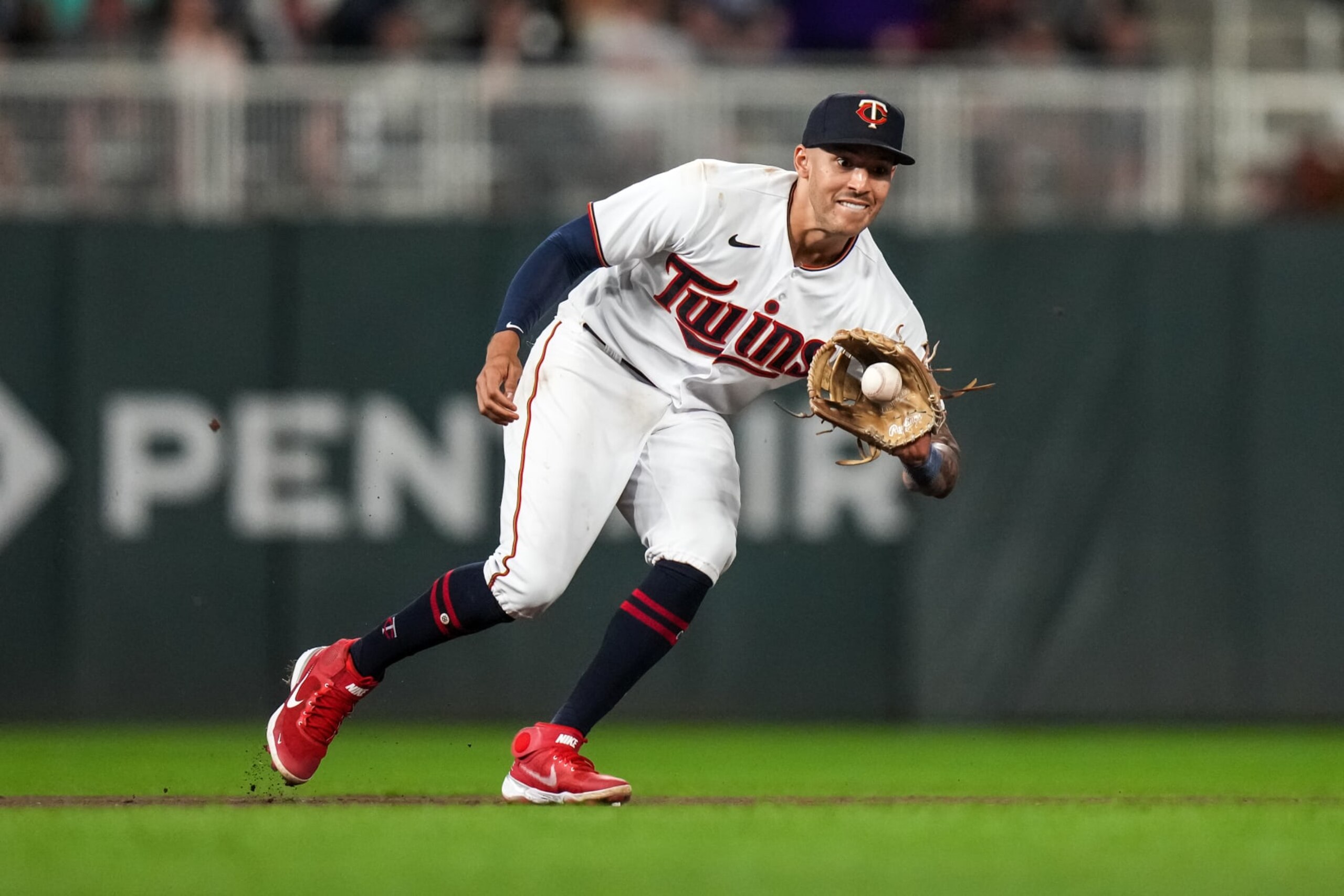 MINNEAPOLIS, MN - AUGUST 19: Carlos Correa #4 of the Minnesota Twins fields against the Texas Rangers on August 19, 2022 at Target Field in Minneapolis, Minnesota. (Photo by Brace Hemmelgarn/Minnesota Twins/Getty Images)