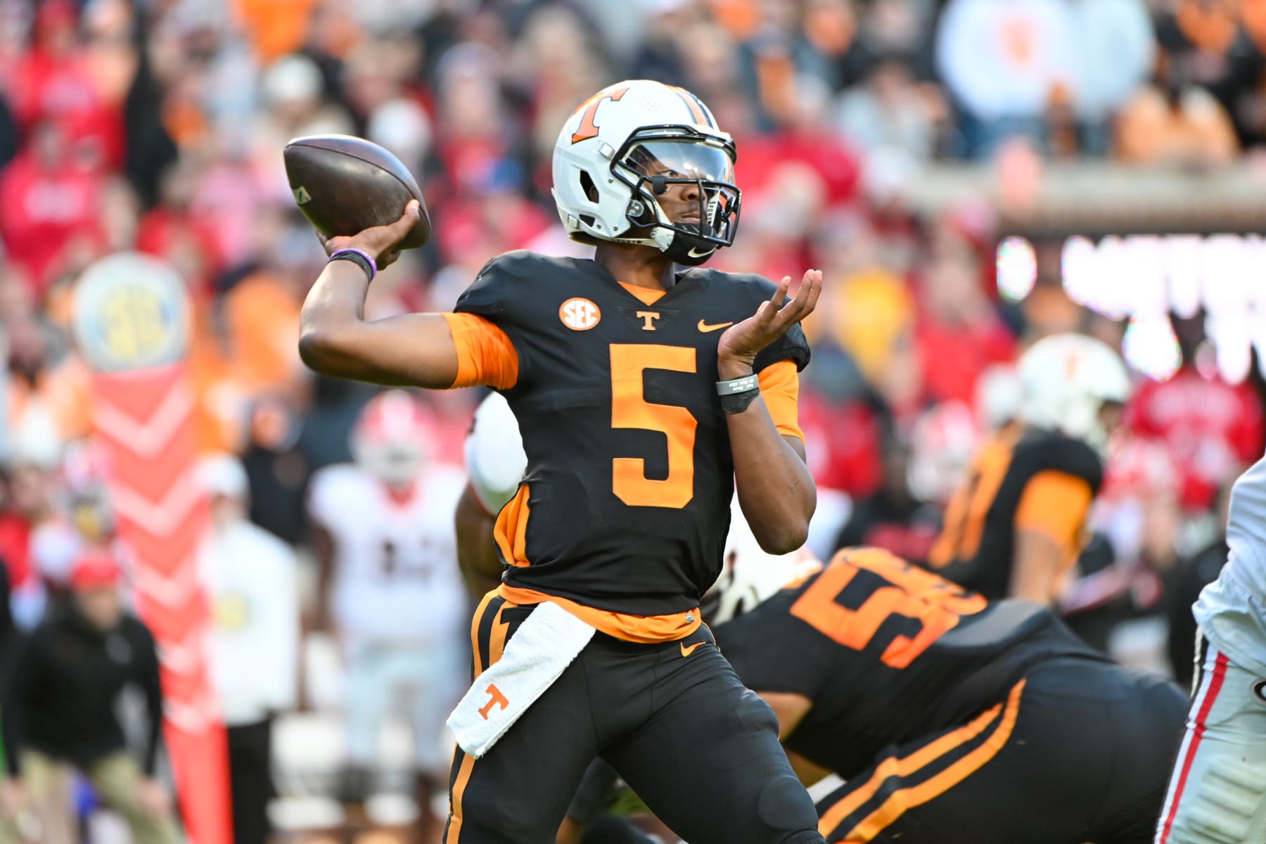 KNOXVILLE, TN - NOVEMBER 13: Tennessee quarterback Hendon Hooker (5) in action during the college football game between the Georgia Bulldogs and the Tennessee Volunteers on November 13, 2021, at Neyland Stadium in Knoxville, TN. (Photo by Kevin Langley/Icon Sportswire via Getty Images)