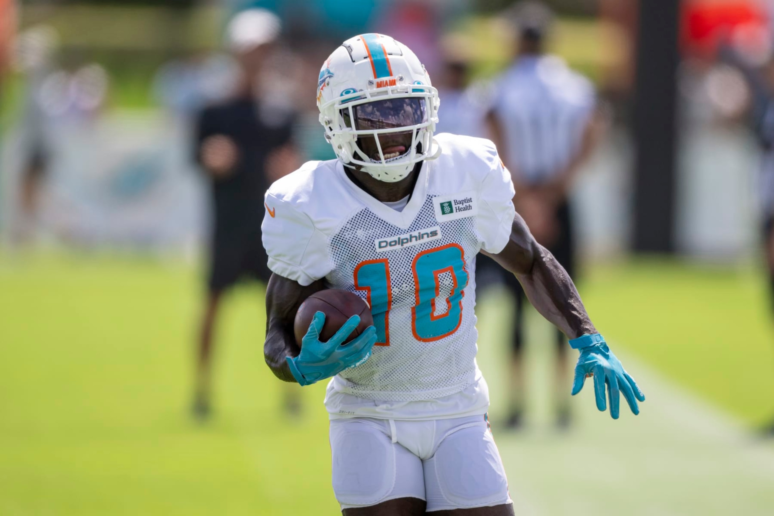 MIAMI GARDENS, FL - AUGUST 06: Miami Dolphins wide receiver Tyreek Hill (10) runs with ball during a practice session at the Miami Dolphins training camp at Baptist Health Training Complex on August 6, 2022 in Miami Gardens, Florida. (Photo by Doug Murray/Icon Sportswire via Getty Images) MIAMI GARDENS, FL - AUGUST 06: Miami Dolphins wide receiver Tyreek Hill (10) runs with ball during a practice session at the Miami Dolphins training camp at Baptist Health Training Complex on August 6, 2022 in Miami Gardens, Florida. (Photo by Doug Murray/Icon Sportswire via Getty Images)