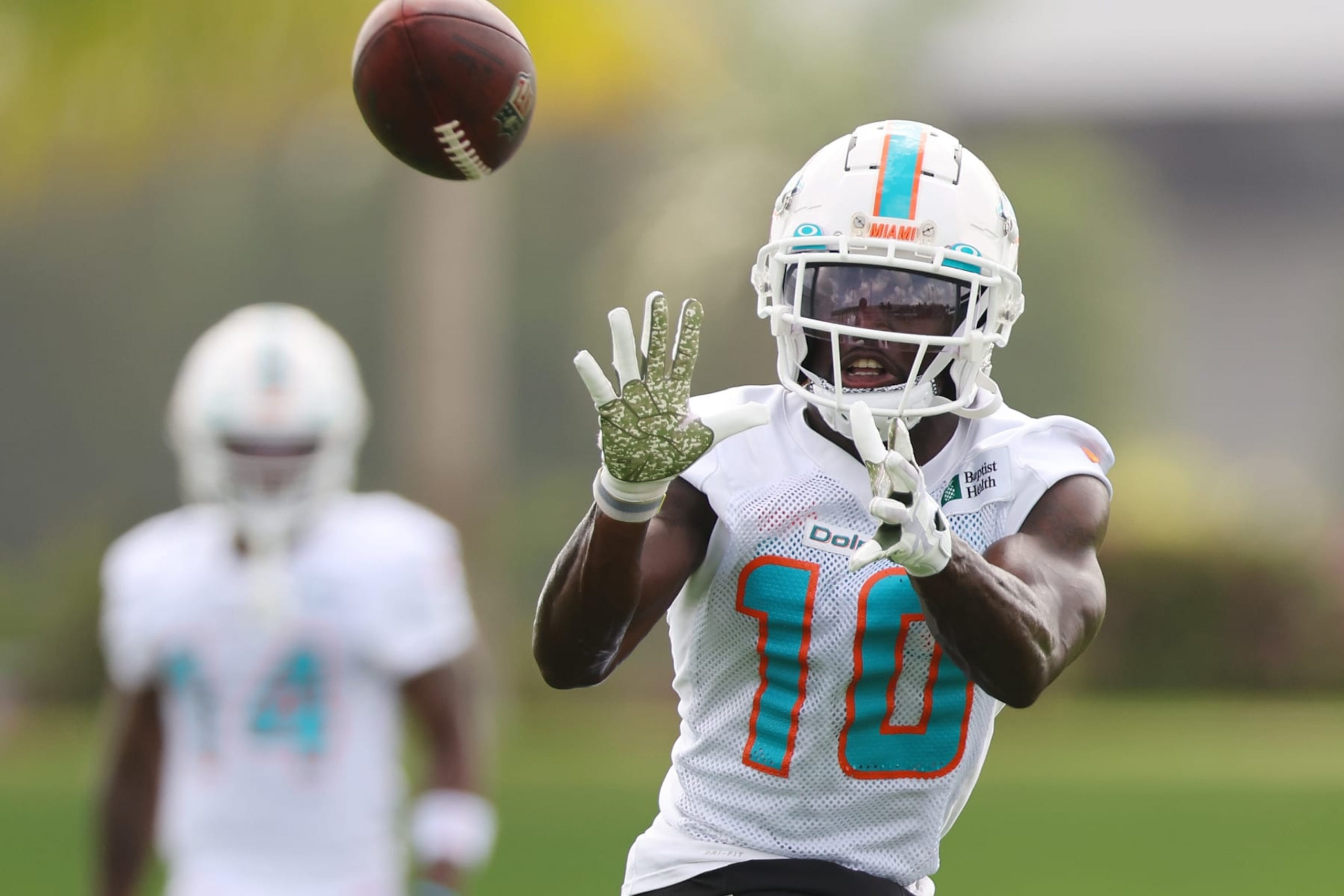 MIAMI GARDENS, FLORIDA - JULY 27: Tyreek Hill #10 of the Miami Dolphins catches a pass during training camp at Baptist Health Training Complex on July 27, 2022 in Miami Gardens, Florida. (Photo by Michael Reaves/Getty Images) MIAMI GARDENS, FLORIDA - JULY 27: Tyreek Hill #10 of the Miami Dolphins catches a pass during training camp at Baptist Health Training Complex on July 27, 2022 in Miami Gardens, Florida. (Photo by Michael Reaves/Getty Images)