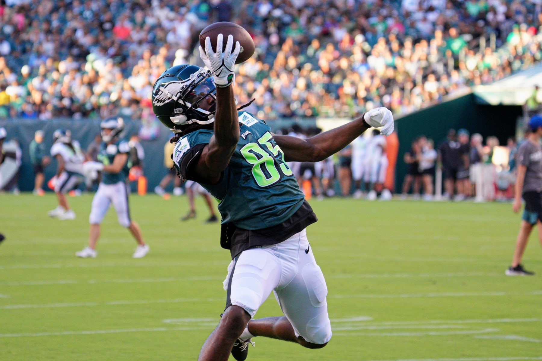 PHILADELPHIA, PA - AUGUST 07: Philadelphia Eagles wide receiver Deon Cain (85) catches a one handed pass during training camp on August 7, 2022 at Lincoln Financial Field in Philadelphia PA. (Photo by Andy Lewis/Icon Sportswire via Getty Images)