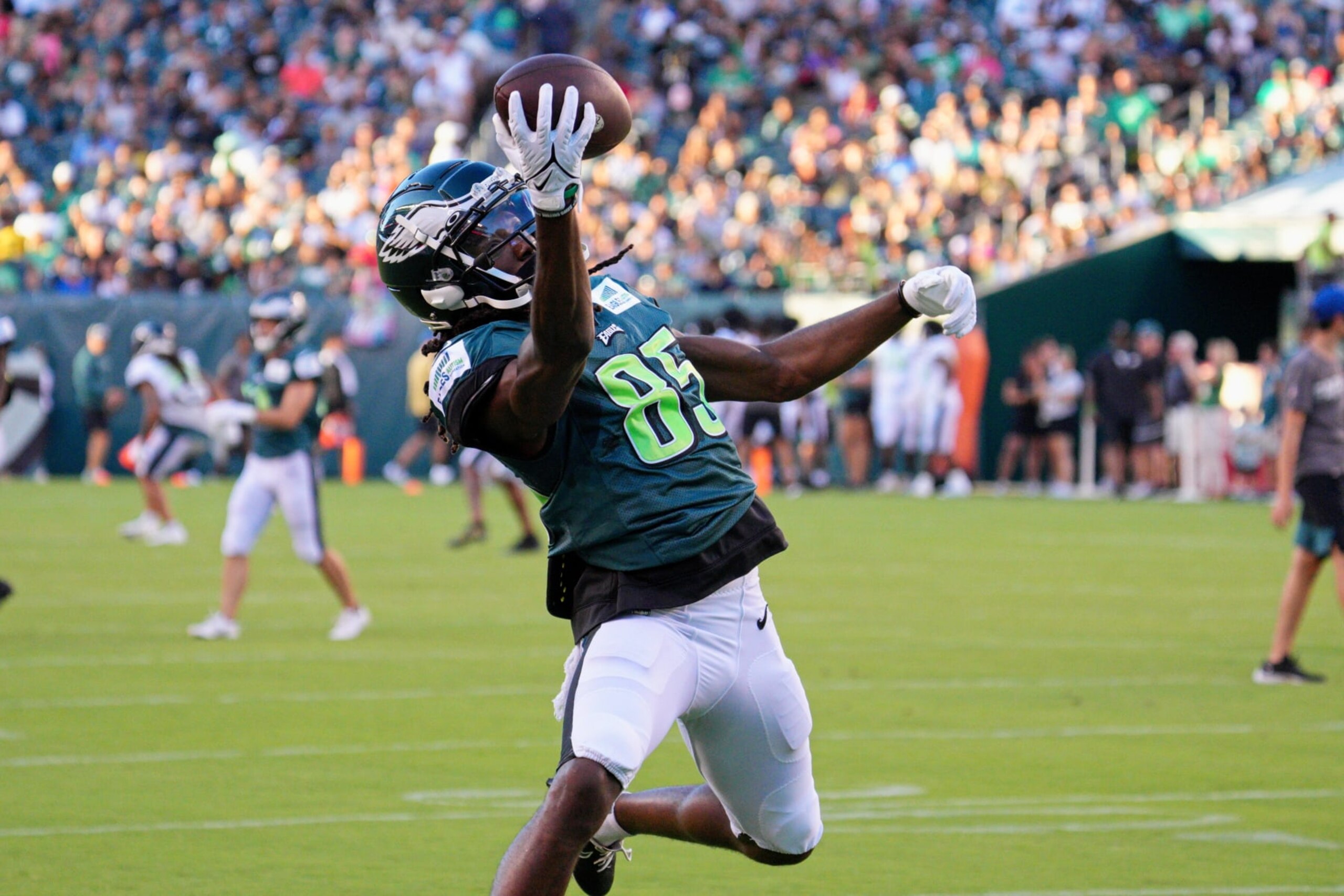 PHILADELPHIA, PA - AUGUST 07: Philadelphia Eagles wide receiver Deon Cain (85) catches a one handed pass during training camp on August 7, 2022 at Lincoln Financial Field in Philadelphia PA. (Photo by Andy Lewis/Icon Sportswire via Getty Images) PHILADELPHIA, PA - AUGUST 07: Philadelphia Eagles wide receiver Deon Cain (85) catches a one handed pass during training camp on August 7, 2022 at Lincoln Financial Field in Philadelphia PA. (Photo by Andy Lewis/Icon Sportswire via Getty Images)