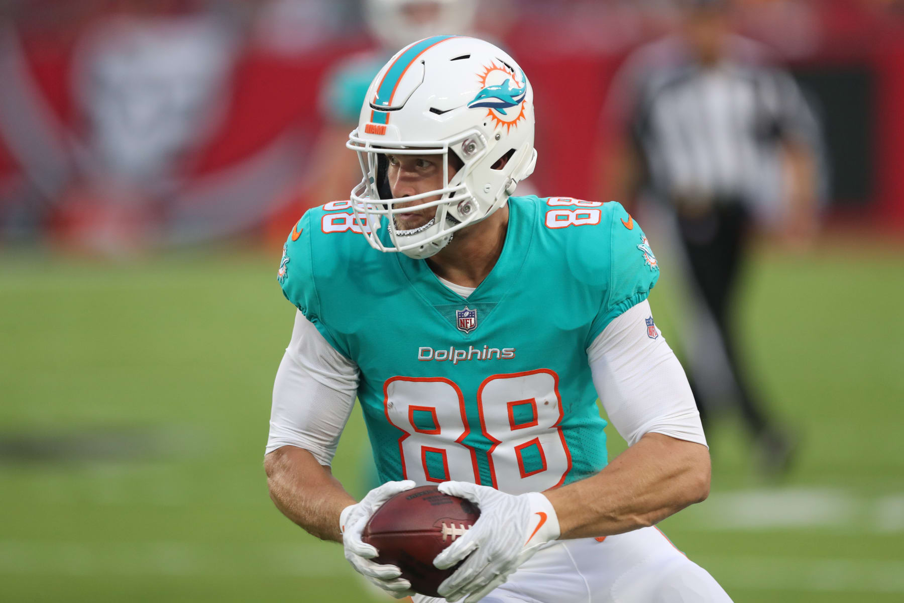 TAMPA, FL - AUGUST 13: Miami Dolphins tight end Mike Gesicki (88) runs with the ball after making a catch during the preseason game between the Miami Dolphins and the Tampa Bay Buccaneers on August 13, 2022 at Raymond James Stadium in Tampa, Florida. (Photo by Cliff Welch/Icon Sportswire via Getty Images)
