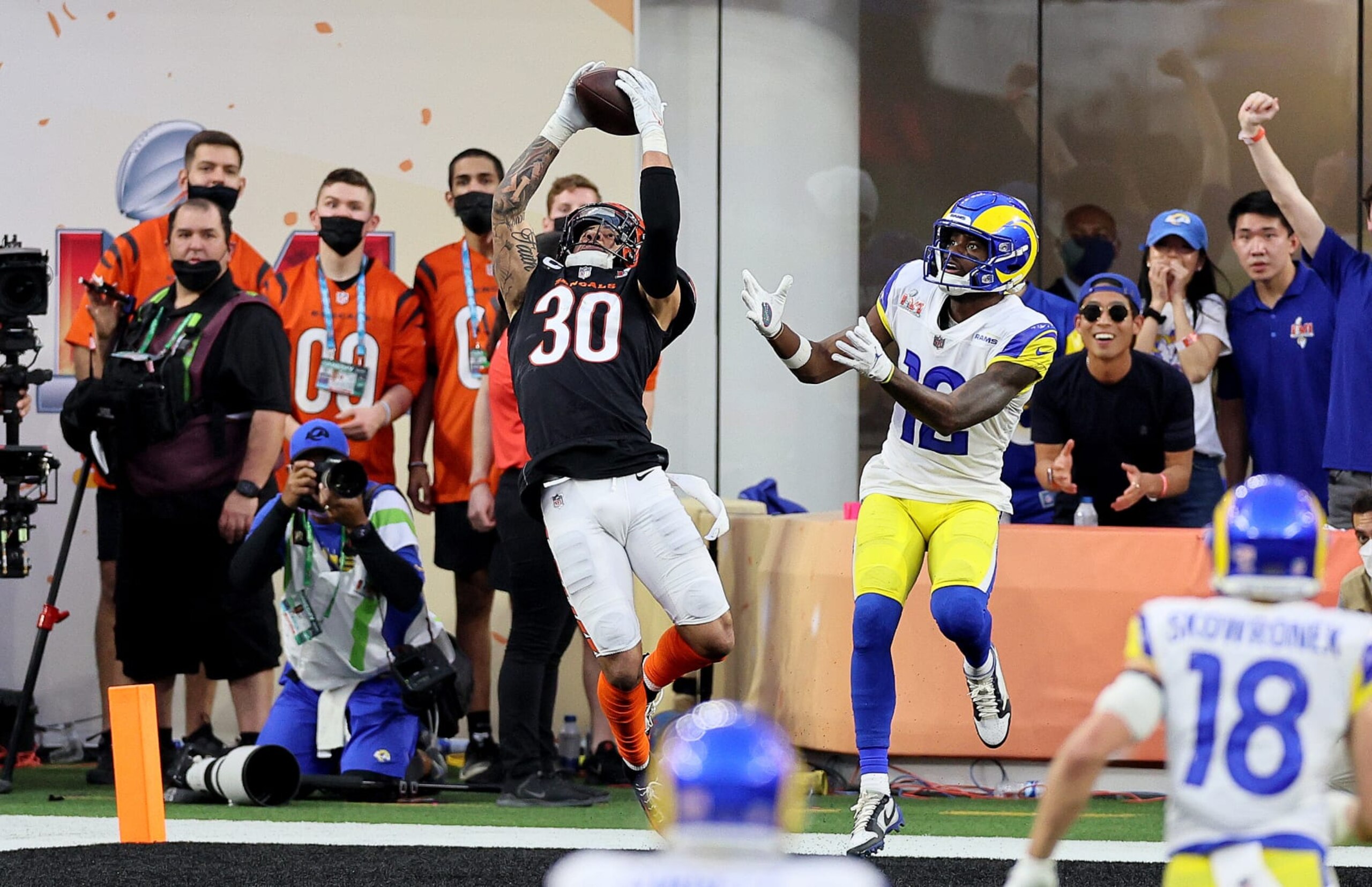 INGLEWOOD, CALIFORNIA - FEBRUARY 13: Jessie Bates III # 30 of the Cincinnati Bengals intercepts a pass against the Los Angeles Rams during the Super Bowl at SoFi Stadium on February 13, 2022 in Inglewood, California. (Photo by Andy Lyons/Getty Images) INGLEWOOD, CALIFORNIA - FEBRUARY 13: Jessie Bates III # 30 of the Cincinnati Bengals intercepts a pass against the Los Angeles Rams during the Super Bowl at SoFi Stadium on February 13, 2022 in Inglewood, California. (Photo by Andy Lyons/Getty Images)