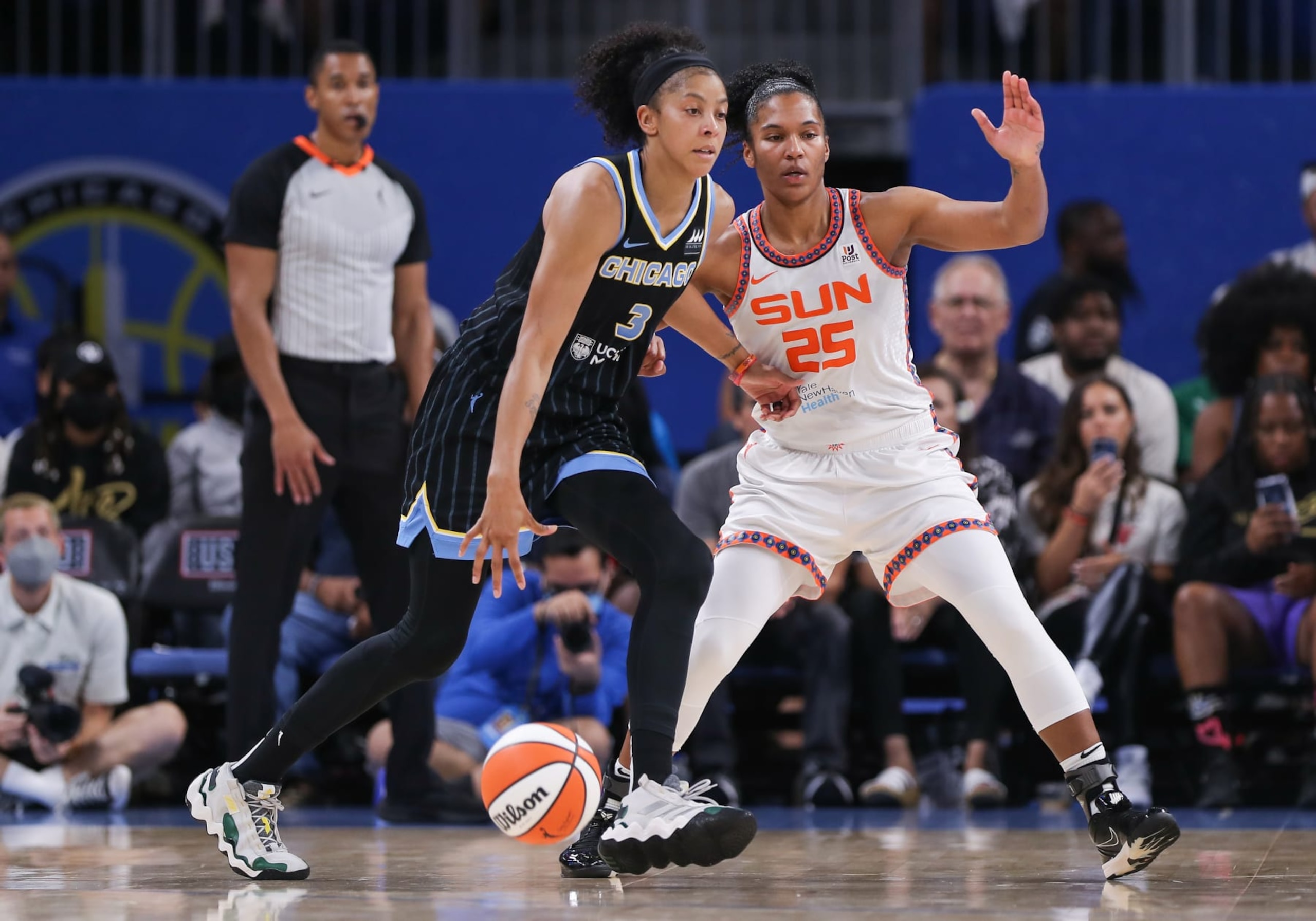 CHICAGO, IL - AUGUST 07: Connecticut Sun forward Alyssa Thomas (25) guards Chicago Sky forward Candace Parker (3) during a WNBA game between the Connecticut Sun and the Chicago Sky on August 7, 2022, at Wintrust Arena in Chicago, IL. (Photo by Melissa Tamez/Icon Sportswire via Getty Images)