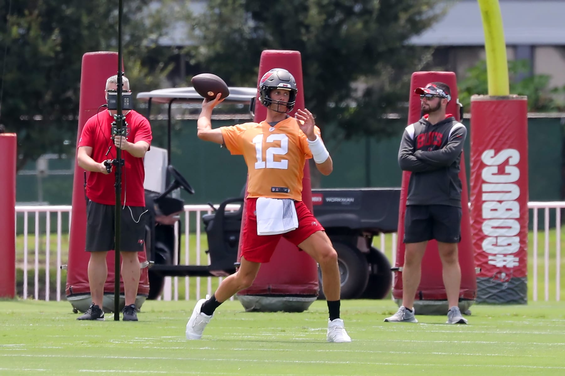TAMPA, FL - AUG 22: Tampa Bay Buccaneers quarterback Tom Brady (12) throws a pass during the Tampa Bay Buccaneers Training Camp on August 22, 2022 at the AdventHealth Training Center at One Buccaneer Place in Tampa, Florida. (Photo by Cliff Welch/Icon Sportswire via Getty Images)