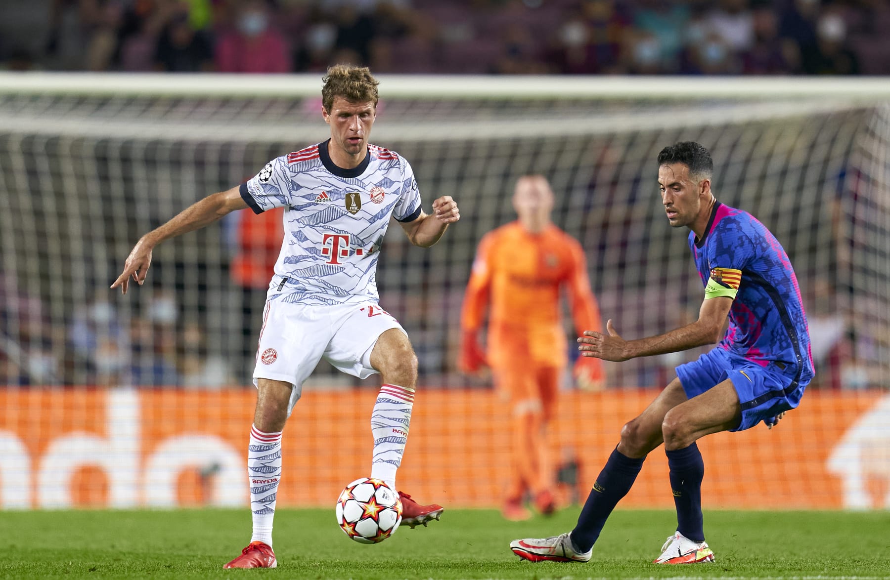 BARCELONA, SPAIN - SEPTEMBER 14: Sergio Busquets of FC Barcelona competes for the ball with Thomas Muller of Bayern Munchen during the UEFA Champions League group E match between FC Barcelona and Bayern München at Camp Nou on September 14, 2021 in Barcelona, Spain. (Photo by Pedro Salado/Quality Sport Images/Getty Images)