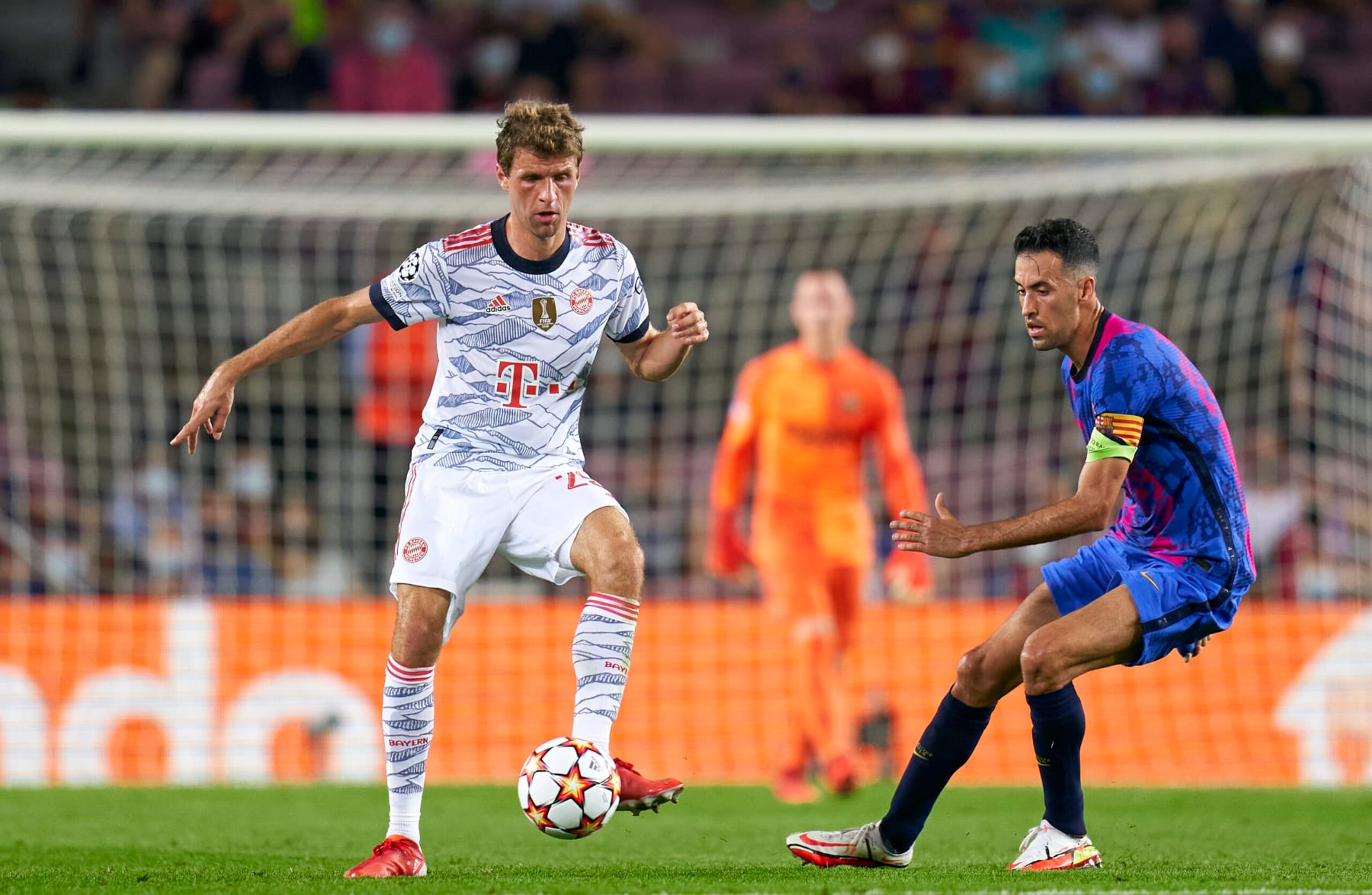 BARCELONA, SPAIN - SEPTEMBER 14: Sergio Busquets of FC Barcelona competes for the ball with Thomas Muller of Bayern Munchen during the UEFA Champions League group E match between FC Barcelona and Bayern München at Camp Nou on September 14, 2021 in Barcelona, Spain. (Photo by Pedro Salado/Quality Sport Images/Getty Images)