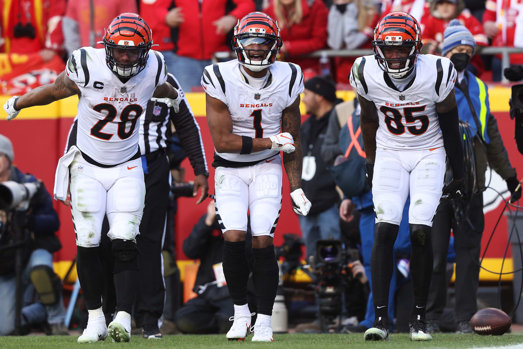KANSAS CITY, MISSOURI - JANUARY 30: Ja'Marr Chase #1 of the Cincinnati Bengals celebrates scoring a touchdown with teammates Tee Higgins #85 and Joe Mixon #28 in the AFC Championship Game  against the Kansas City Chiefs at Arrowhead Stadium on January 30, 2022 in Kansas City, Missouri. (Photo by Jamie Squire/Getty Images)