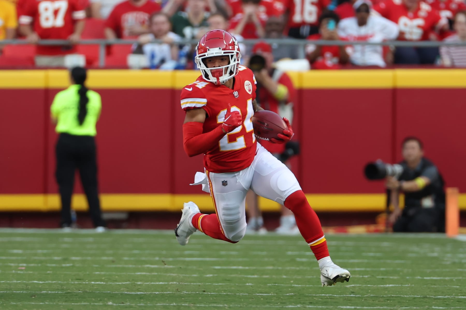KANSAS CITY, MO - AUGUST 25: Kansas City Chiefs wide receiver Skyy Moore (24) during a 35-yard punt return in the first quarter of an NFL preseason game between the Green Bay Packers and Kansas City Chiefs on August 25, 2022 at GEHA Field at Arrowhead Stadium in Kansas City, MO. (Photo by Scott Winters/Icon Sportswire via Getty Images)
