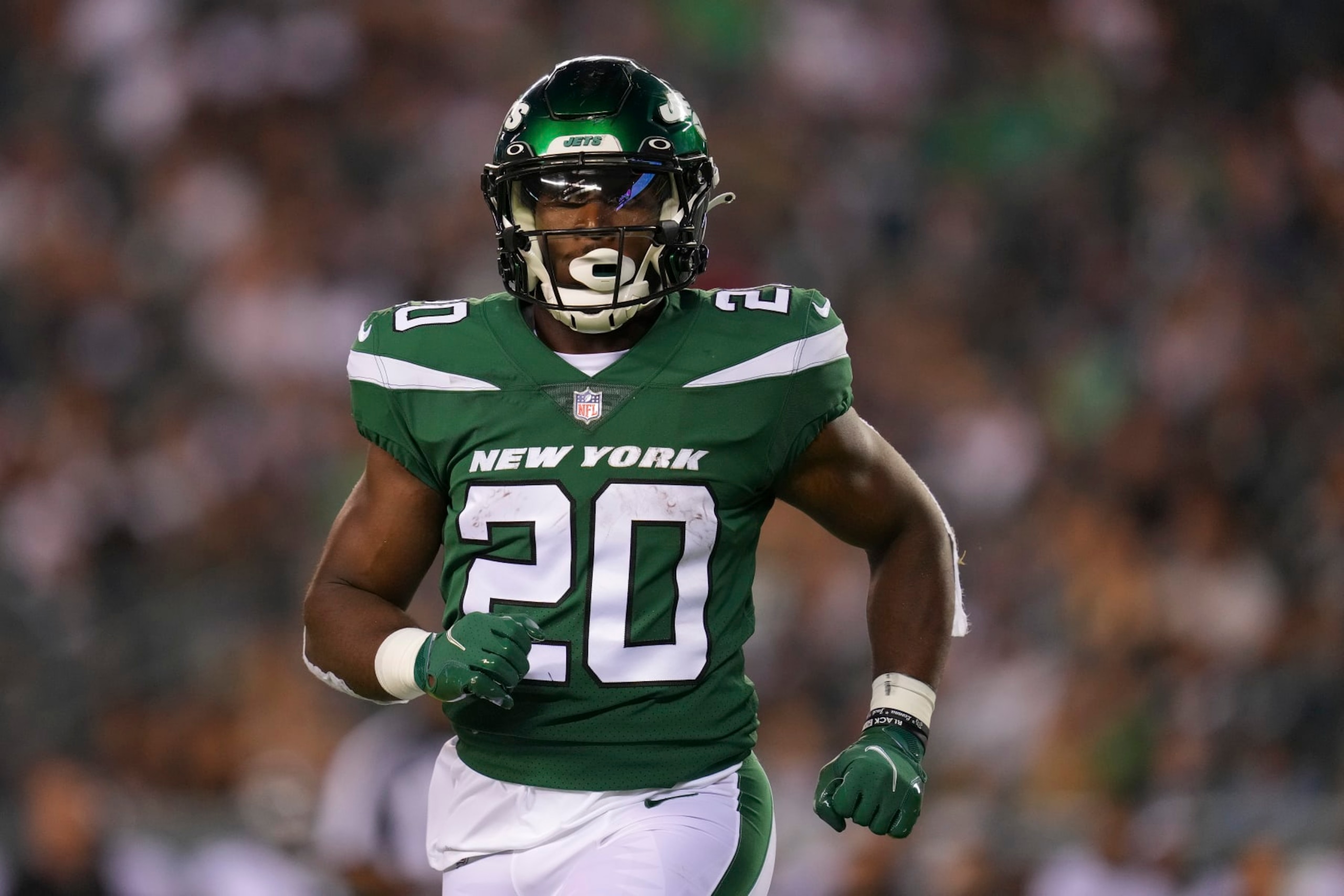 PHILADELPHIA, PA - AUGUST 12: Breece Hall #20 of the New York Jets in action against the Philadelphia Eagles during the preseason game at Lincoln Financial Field on August 12, 2022 in Philadelphia, Pennsylvania. The Jets defeated the Eagles 24-21. (Photo by Mitchell Leff/Getty Images) PHILADELPHIA, PA - AUGUST 12: Breece Hall #20 of the New York Jets in action against the Philadelphia Eagles during the preseason game at Lincoln Financial Field on August 12, 2022 in Philadelphia, Pennsylvania. The Jets defeated the Eagles 24-21. (Photo by Mitchell Leff/Getty Images)
