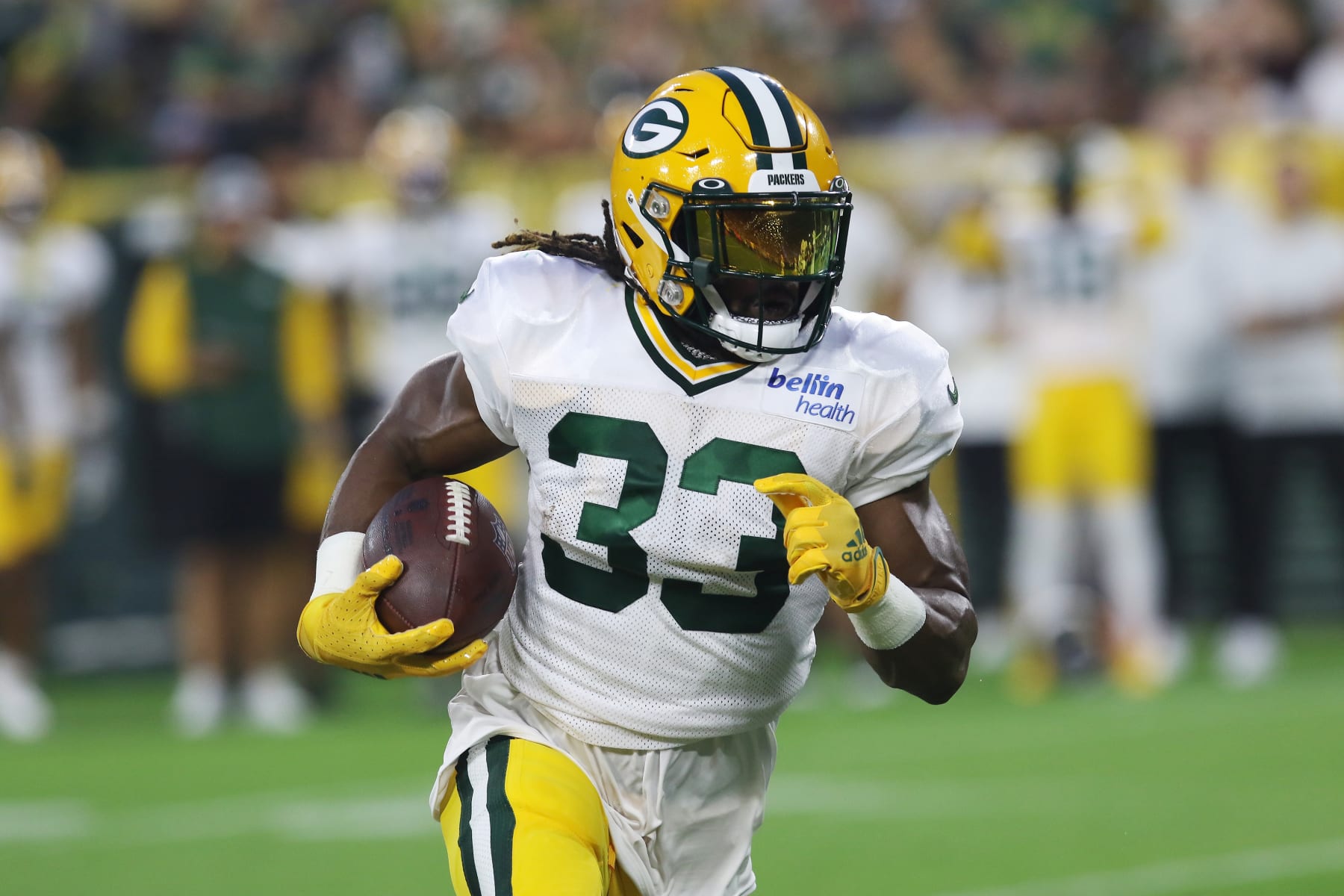 ASHWAUBENON, WI - AUGUST 05: Green Bay Packers running back Aaron Jones (33) runs with the ball during Green Bay Packers Family Night at Lambeau Field, on August 5, 2022 in Green Bay, WI. (Photo by Larry Radloff/Icon Sportswire via Getty Images)