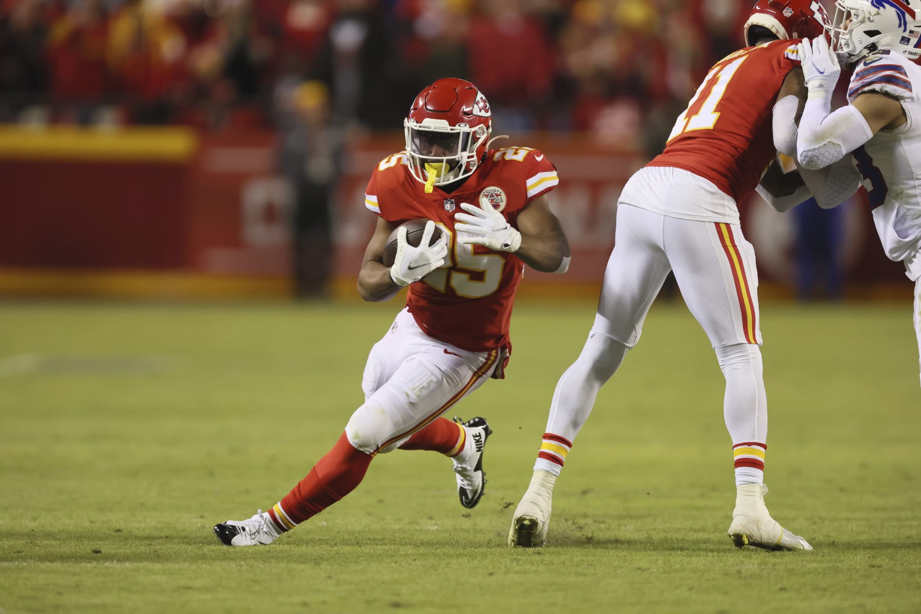 Football: NFL Playoffs: Kansas City Chiefs Clyde Edwards-Helaire (25) in action, rushing vs Buffalo Bills at Arrowhead Stadium. Kansas City, MO 1/23/2022 CREDIT: David E. Klutho (Photo by David E. Klutho/Sports Illustrated via Getty Images) (Set Number: X163914 TK1)