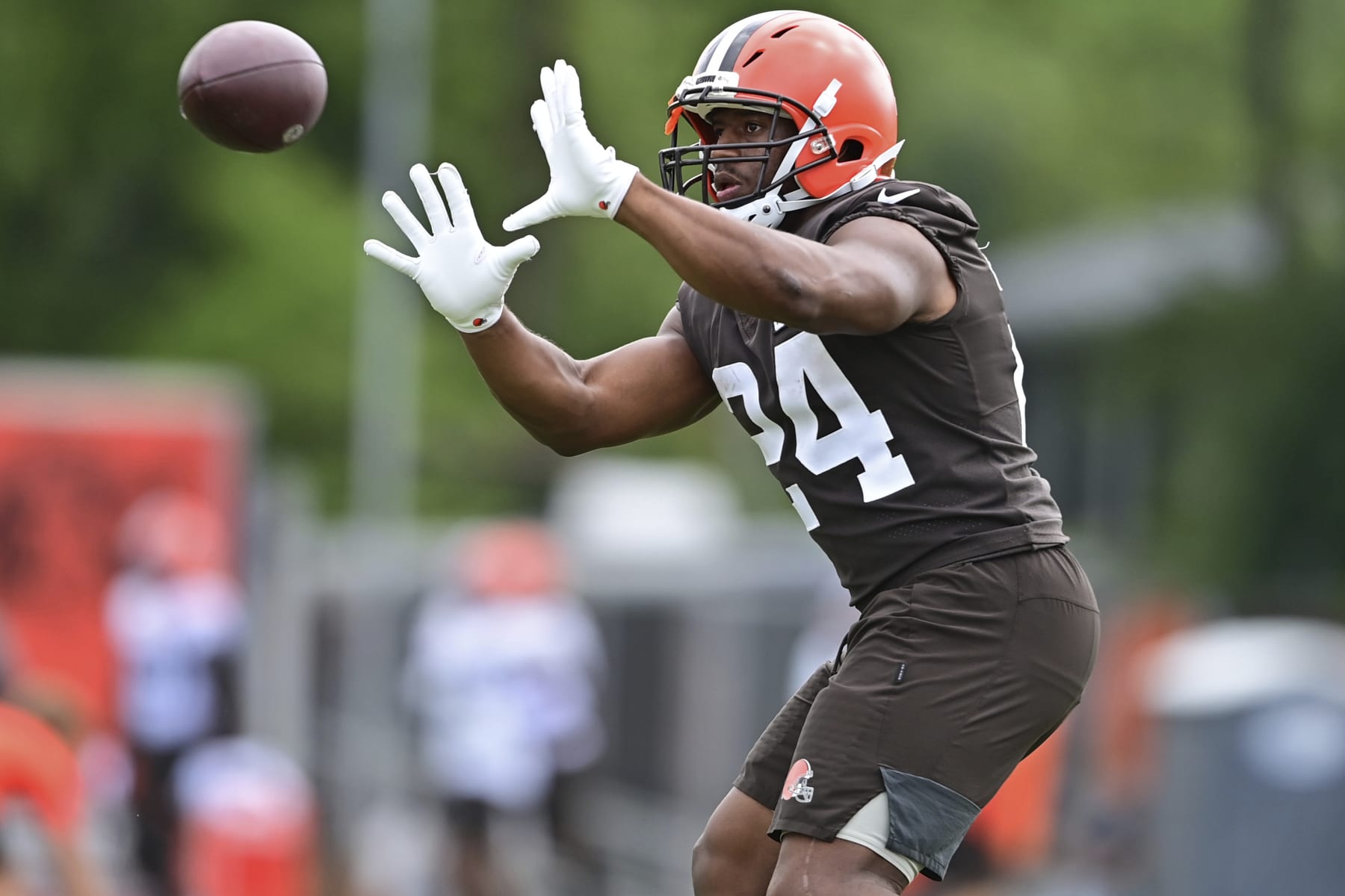 Cleveland Browns running back Nick Chubb catches a pass during an NFL football practice in Berea, Ohio, Tuesday, Aug. 16, 2022. (AP Photo/David Dermer)