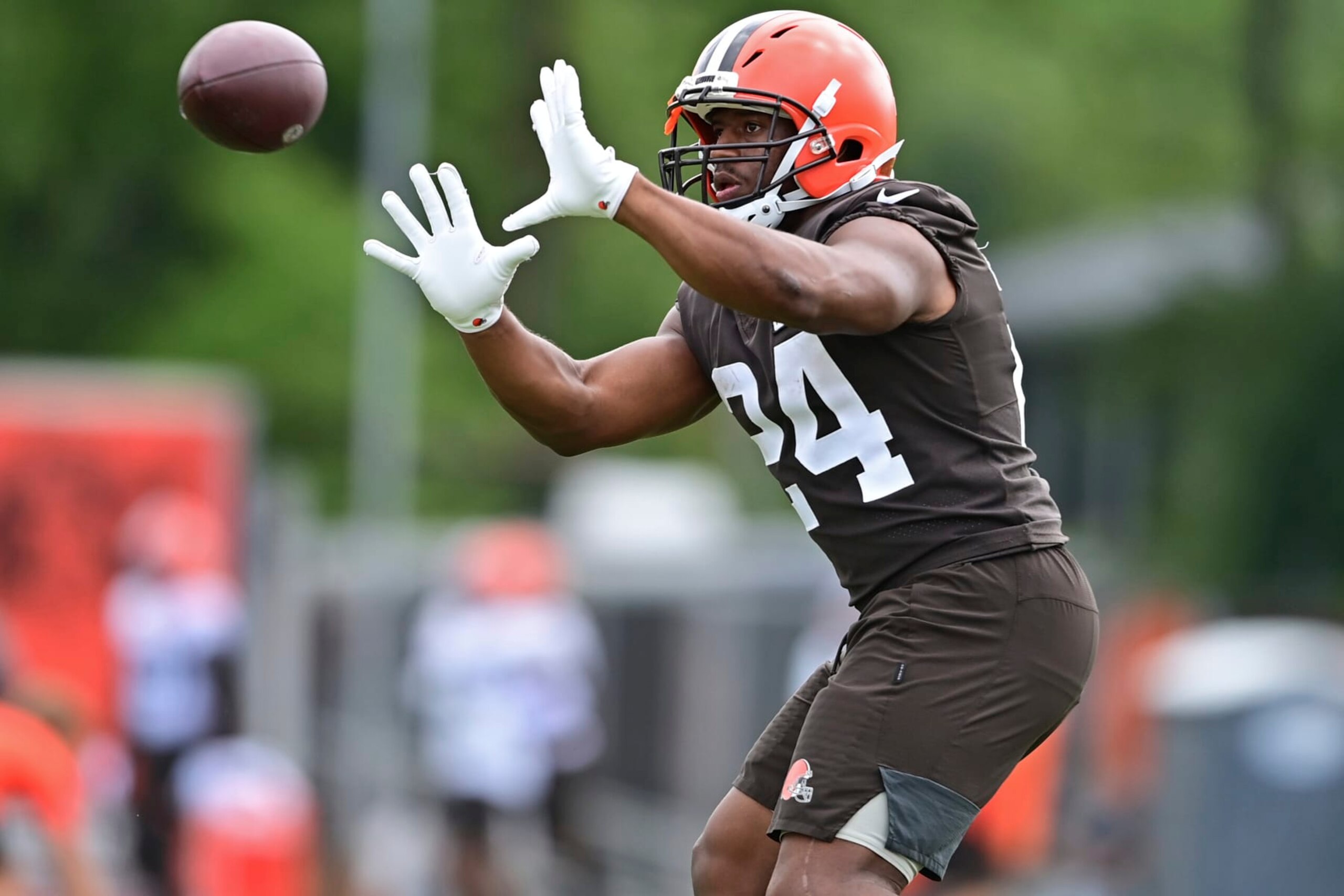 Cleveland Browns running back Nick Chubb catches a pass during an NFL football practice in Berea, Ohio, Tuesday, Aug. 16, 2022. (AP Photo/David Dermer) Cleveland Browns running back Nick Chubb catches a pass during an NFL football practice in Berea, Ohio, Tuesday, Aug. 16, 2022. (AP Photo/David Dermer)