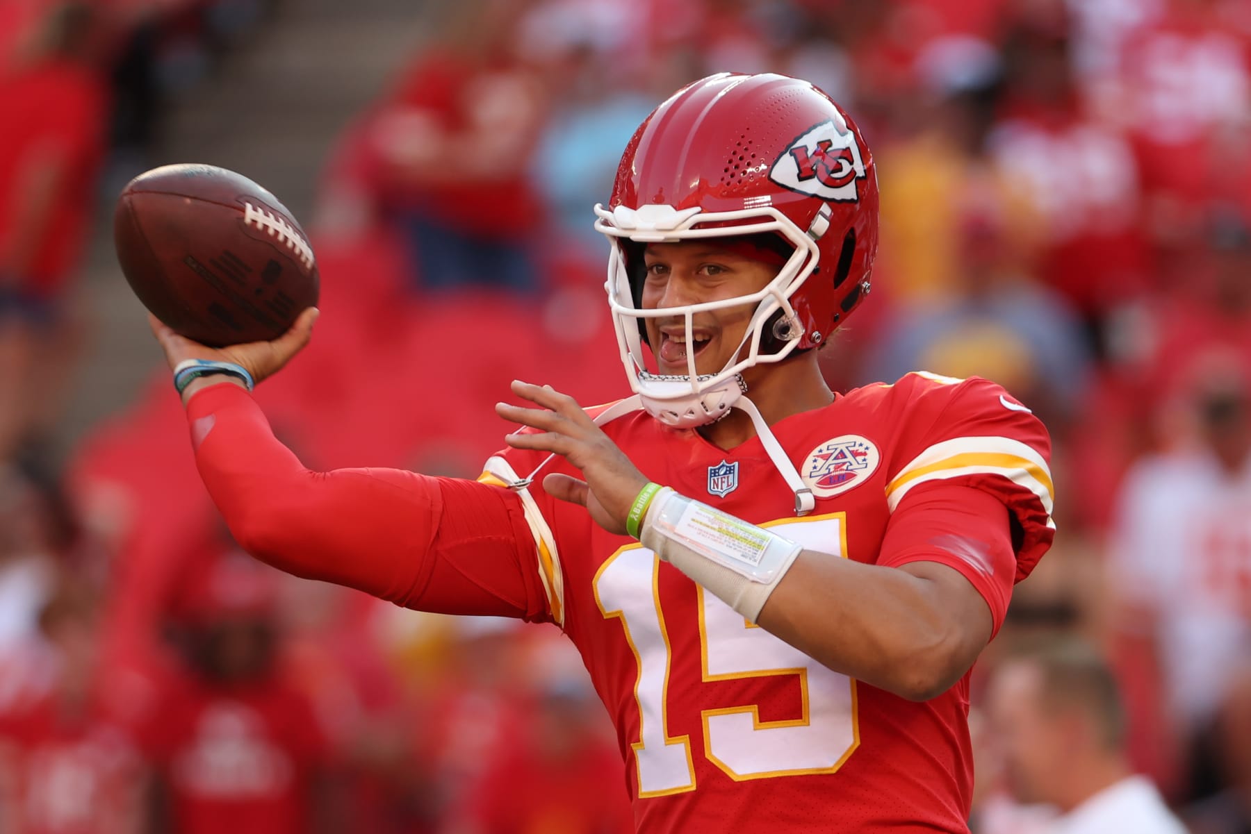 KANSAS CITY, MO - AUGUST 25: Kansas City Chiefs quarterback Patrick Mahomes (15) throws a pass before an NFL preseason game between the Green Bay Packers and Kansas City Chiefs on August 25, 2022 at GEHA Field at Arrowhead Stadium in Kansas City, MO. (Photo by Scott Winters/Icon Sportswire via Getty Images)